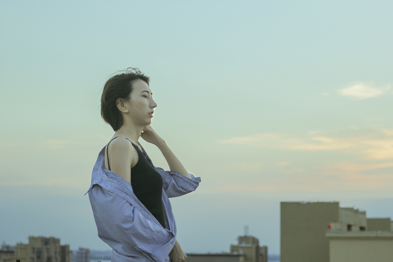 人像摄影|到屋顶找另一个梦境（图ZMTQ3ODUyNjYw） - 人像摄影 - 站酷设计师小泽MARRY原创素材 - 站酷ZCOOL