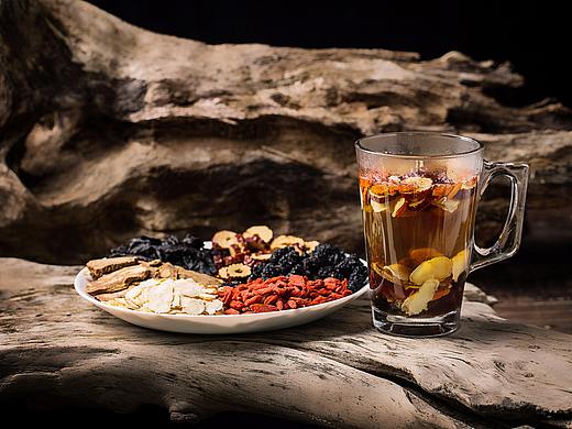 人到中年不得已，保温杯里泡枸杞