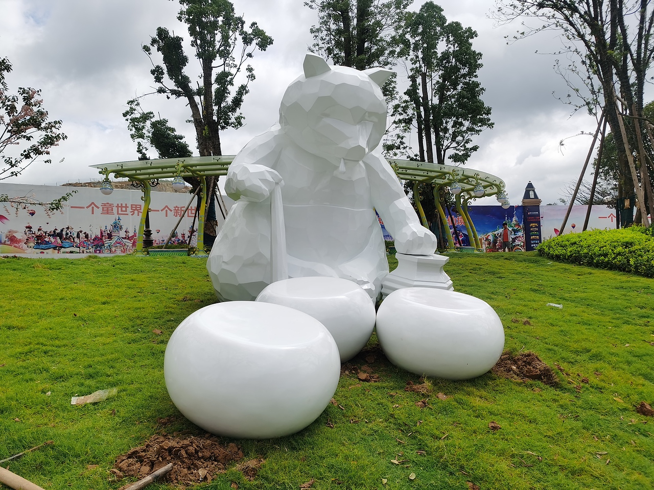 不同角度的美丽园林景观玻璃钢几何切面卡通熊雕塑定制