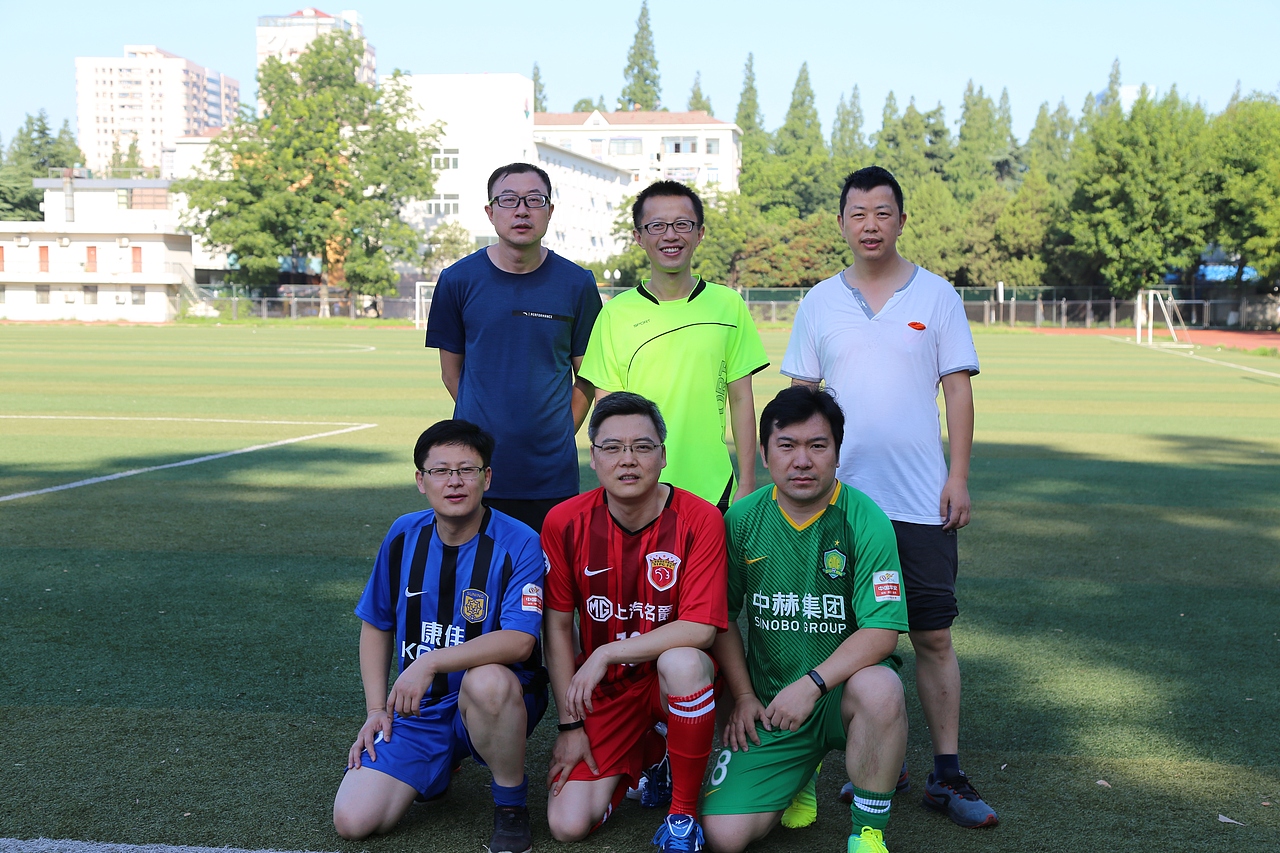 户外百人中年老同学老校友亲子聚会创意摄影师拍照留念