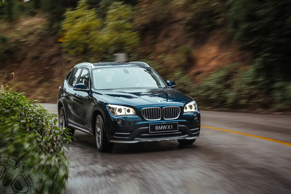 BMW New X1行走在湿冷的冬季