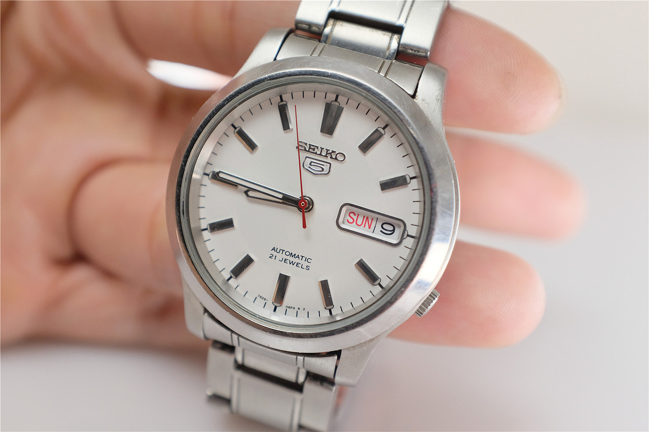 精工5号机械手表和Airpods 2（图ZMTkxMjE3NTM2） - 产品摄影 - 站酷设计师白纸上的艺术原创素材 - 站酷ZCOOL