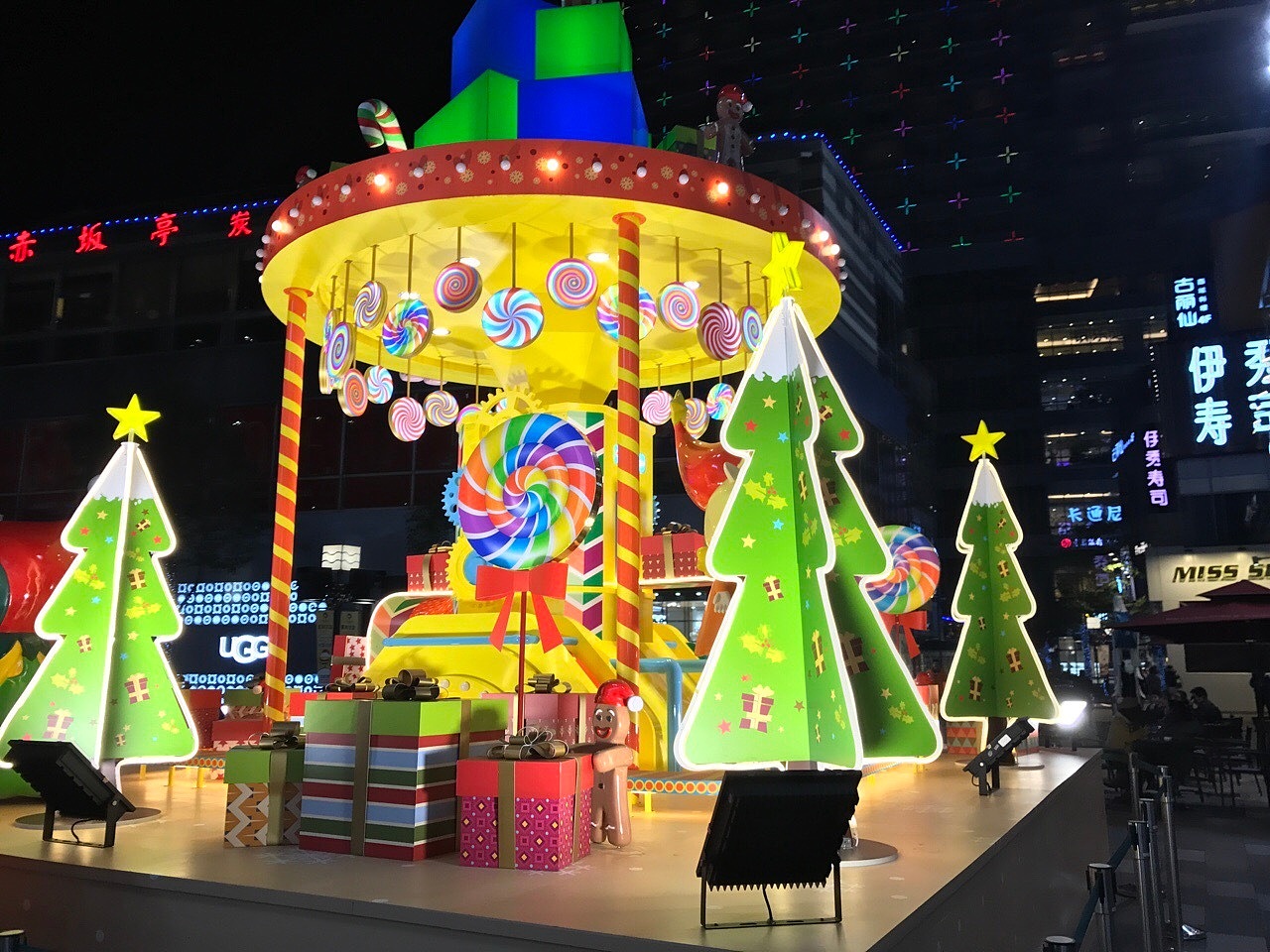 上海大宁国际、昆山昆城广场2017圣诞节主题装置设计（图ZMTAwMTUxODMy） - 商业插画 - 站酷设计师刘佩佩插画原创素材 - 站酷ZCOOL