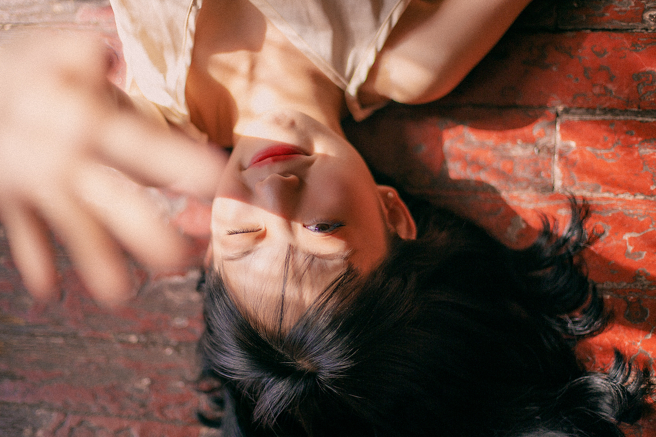 秋日早晨（图ZMTMwNTc5NjI0） - 人像摄影 - 站酷设计师摄影师不语金原创素材 - 站酷ZCOOL