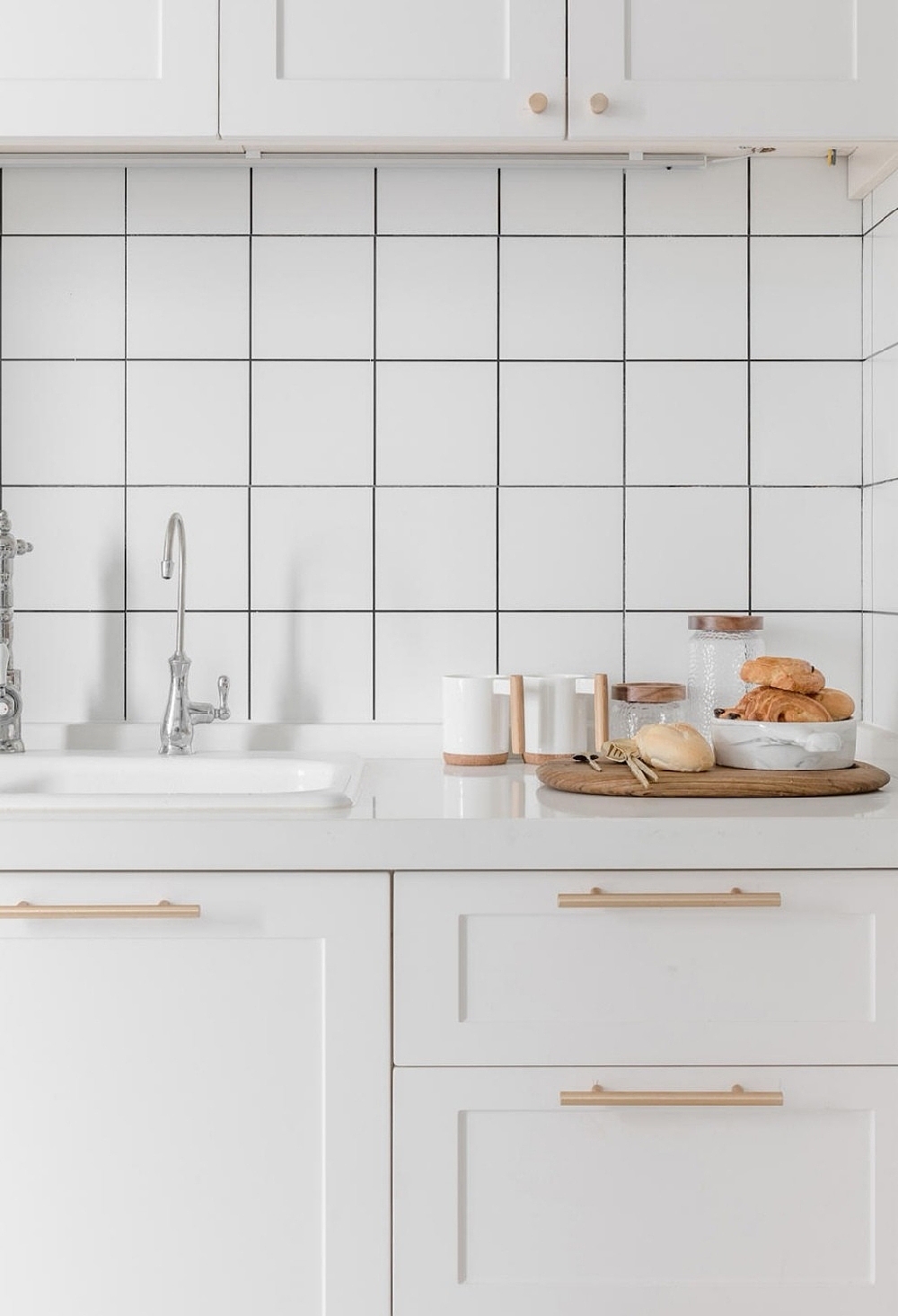 我们用大片白色定义中厨,仍是浓郁的北欧格调。地砖之菱形,墙砖之方形,利用丰富的几何形状碰撞出美感,像雨滴落在湖面激起涟漪,反射着触手可及的牛奶光。#厨房 #小白砖