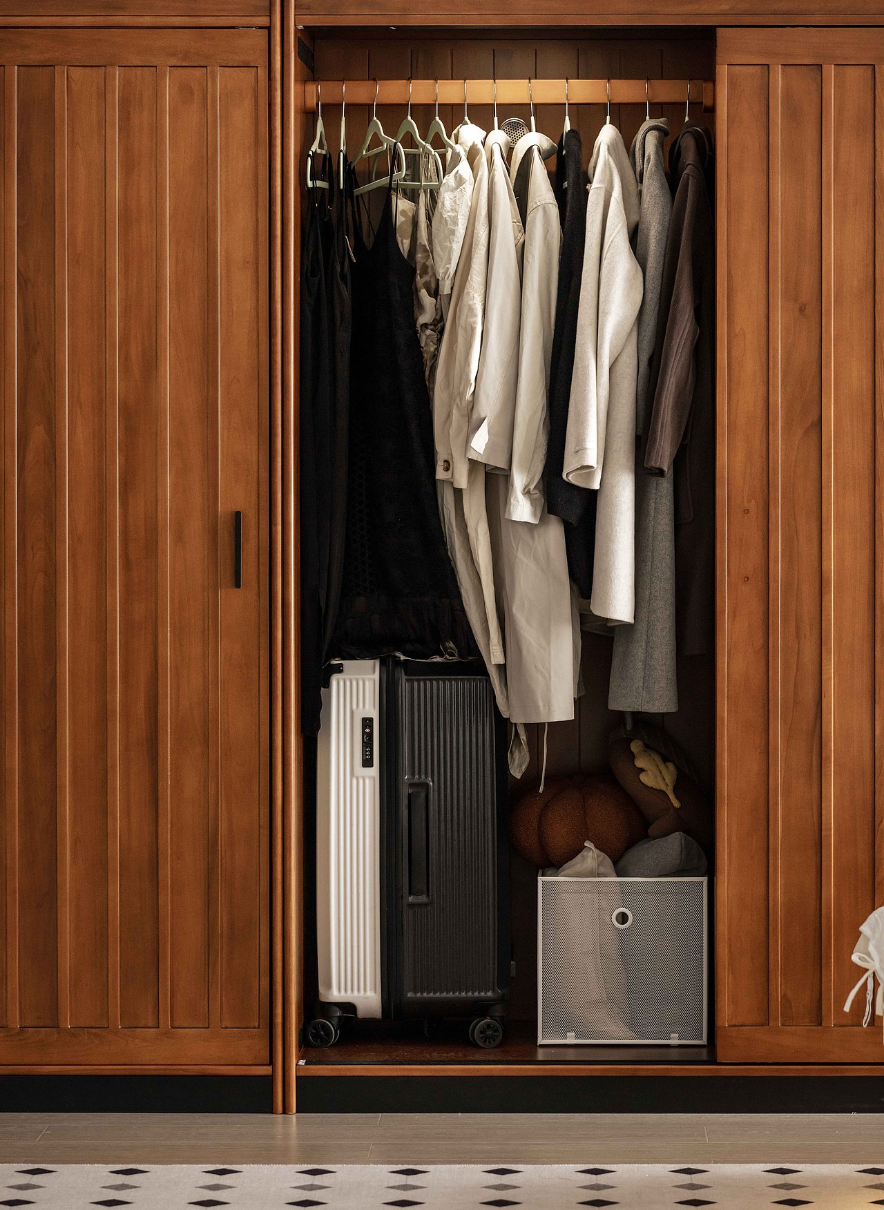 大衣长裙悬挂区
<br>宽裕的空间,让大衣、风衣、长裙 都有了容身之处,避免堆积产生的褶皱,<br>免去熨烫烦恼。