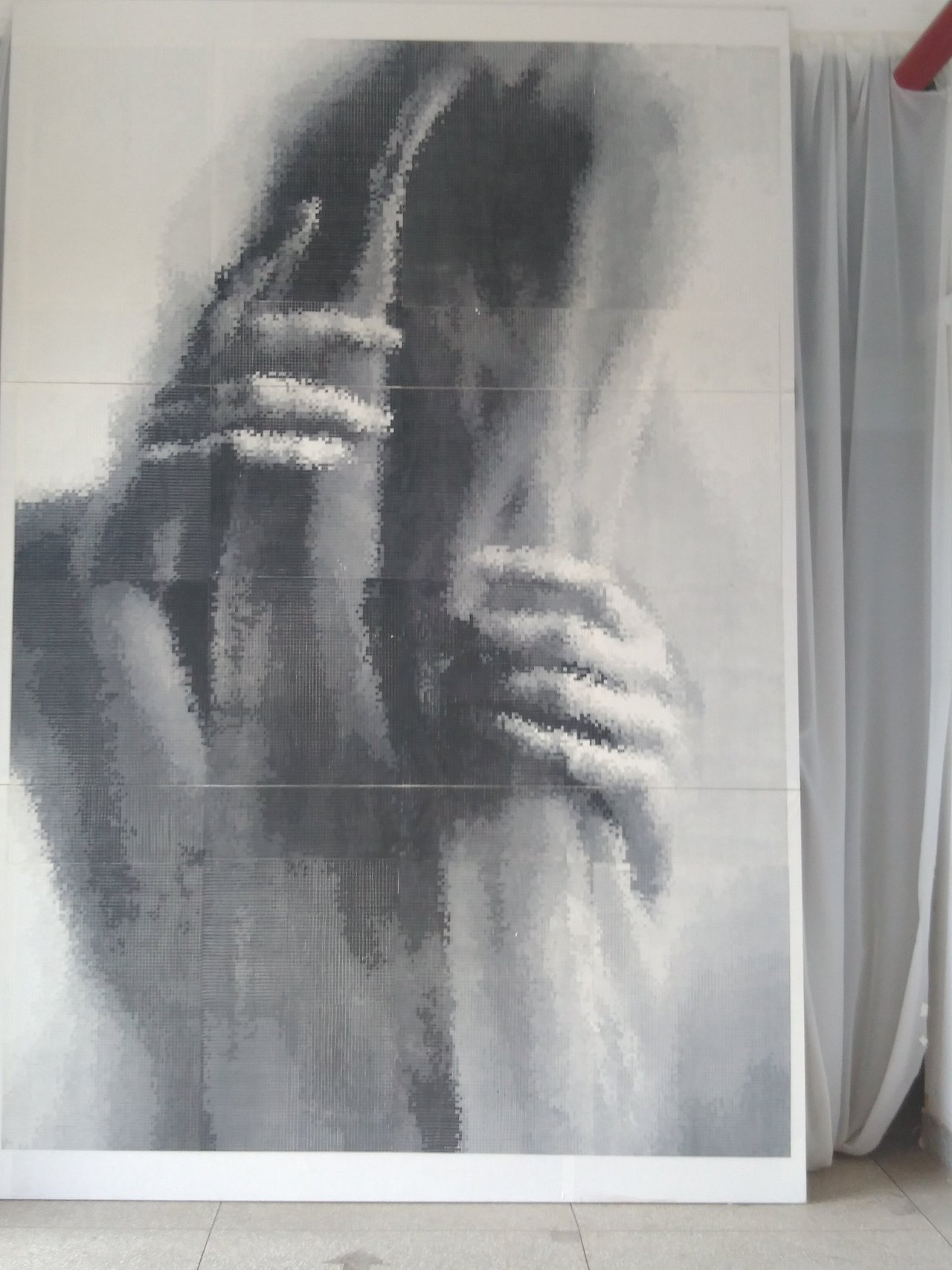 这幅作品据我估计,约在5米以上,由偌大个马赛克点组成。耗时费力,太难为原创者了。