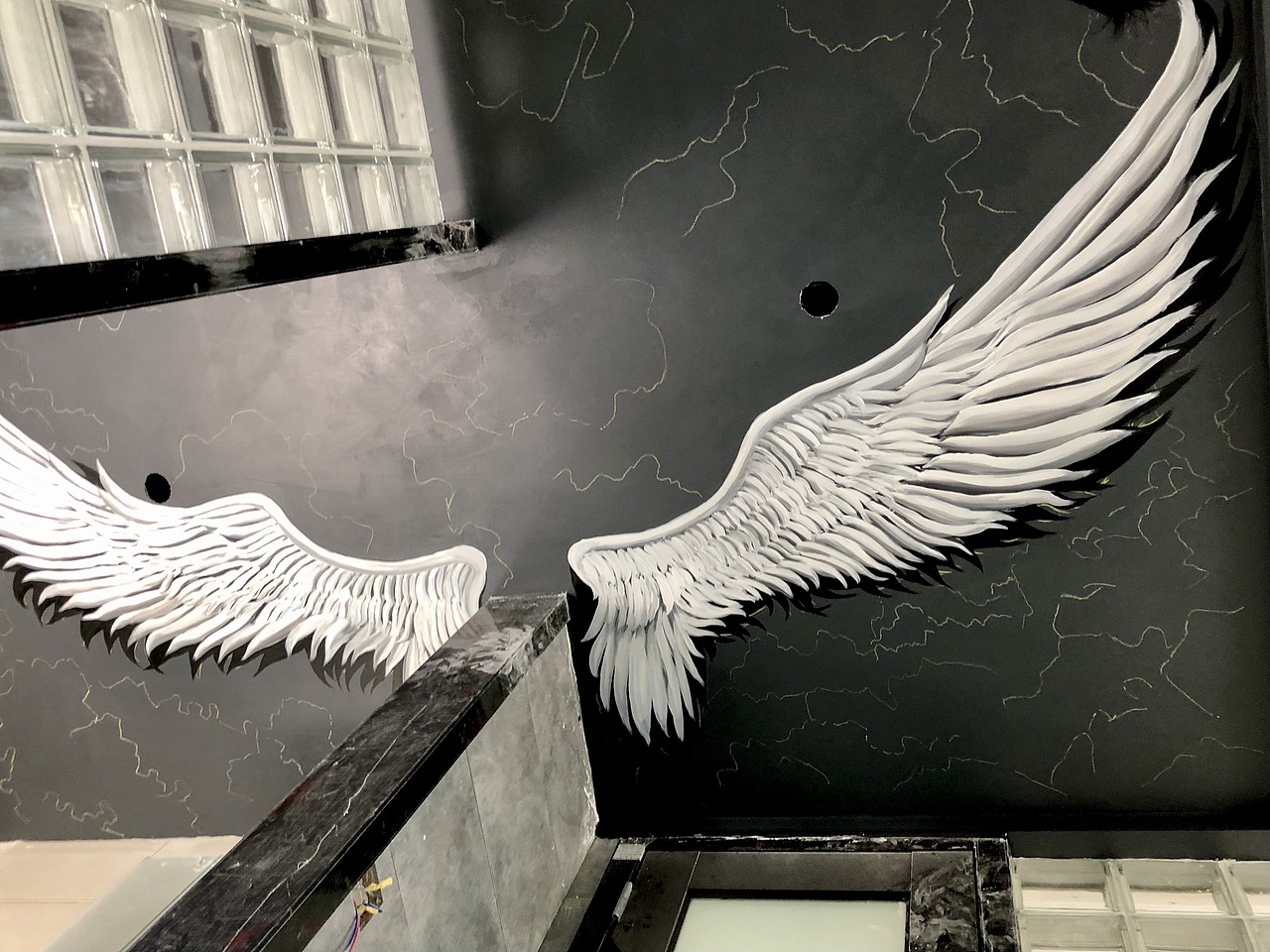 网红翅膀卫生间天顶手绘,业主很幽默