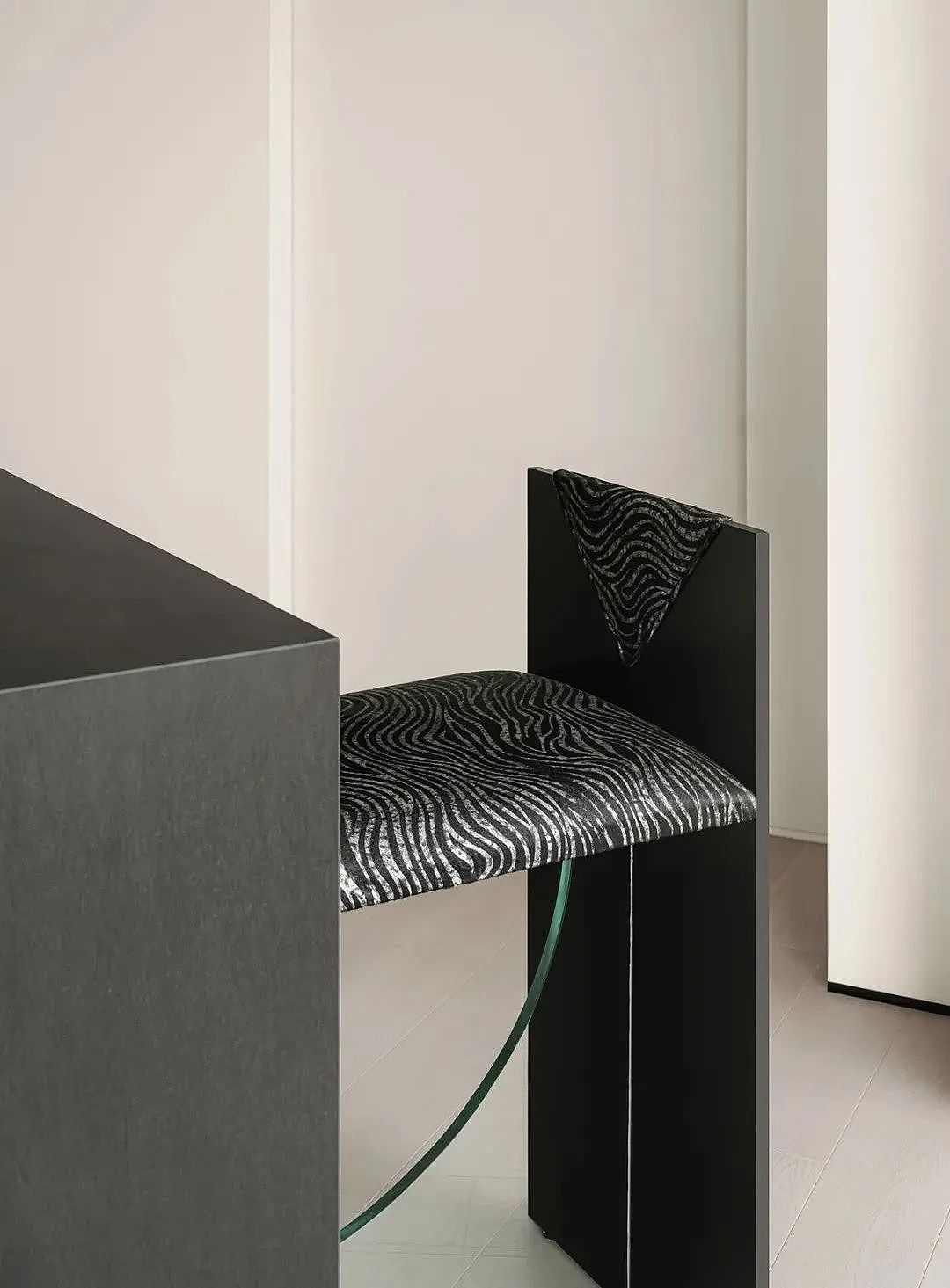 软装细节 | 所想即所得
本案还有一大亮点,即软装部分有大量定制产品,设计团队在产品的构思和表意上也付出了巨大努力,力求为整个居住空间增添更多层次,乐趣,以及故事性。