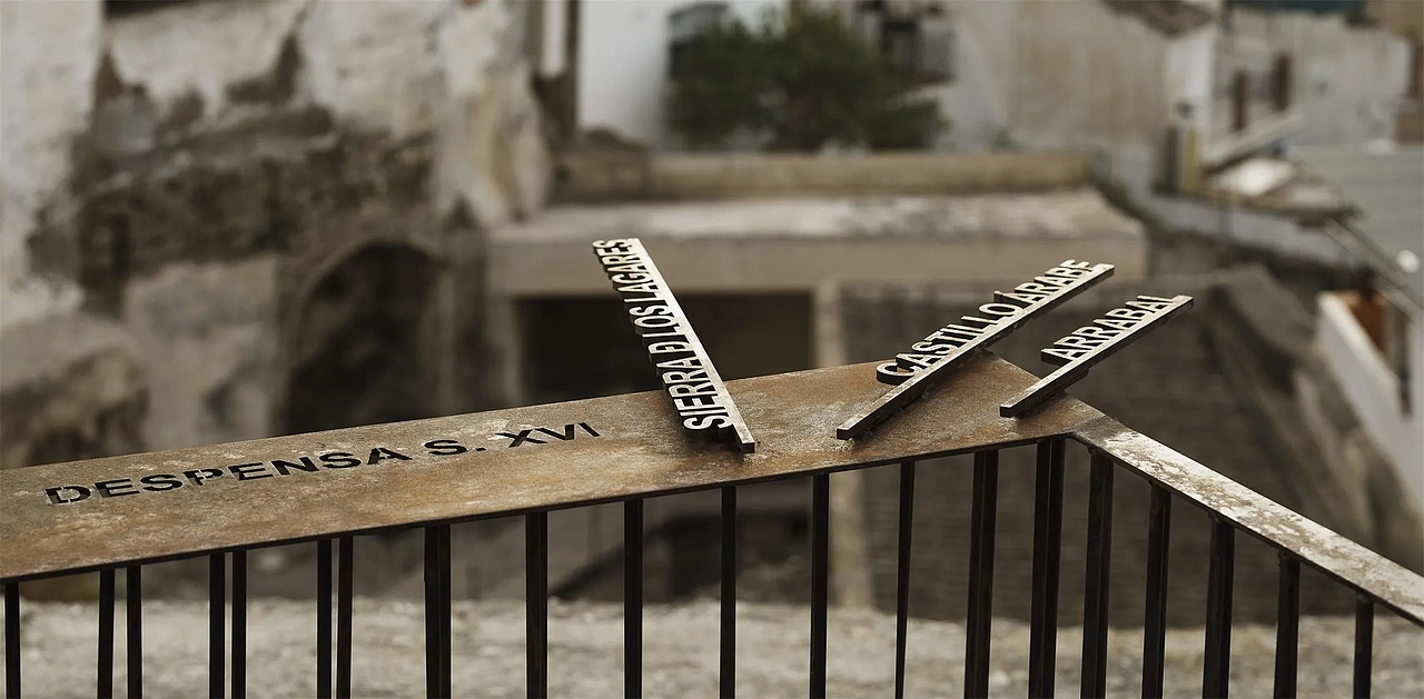 混凝土楼梯从马棚里延伸出来。从这一点来看,由于流畅的路面和明亮的游廊,这种干预,只是增添了一种有质感的触觉体验。