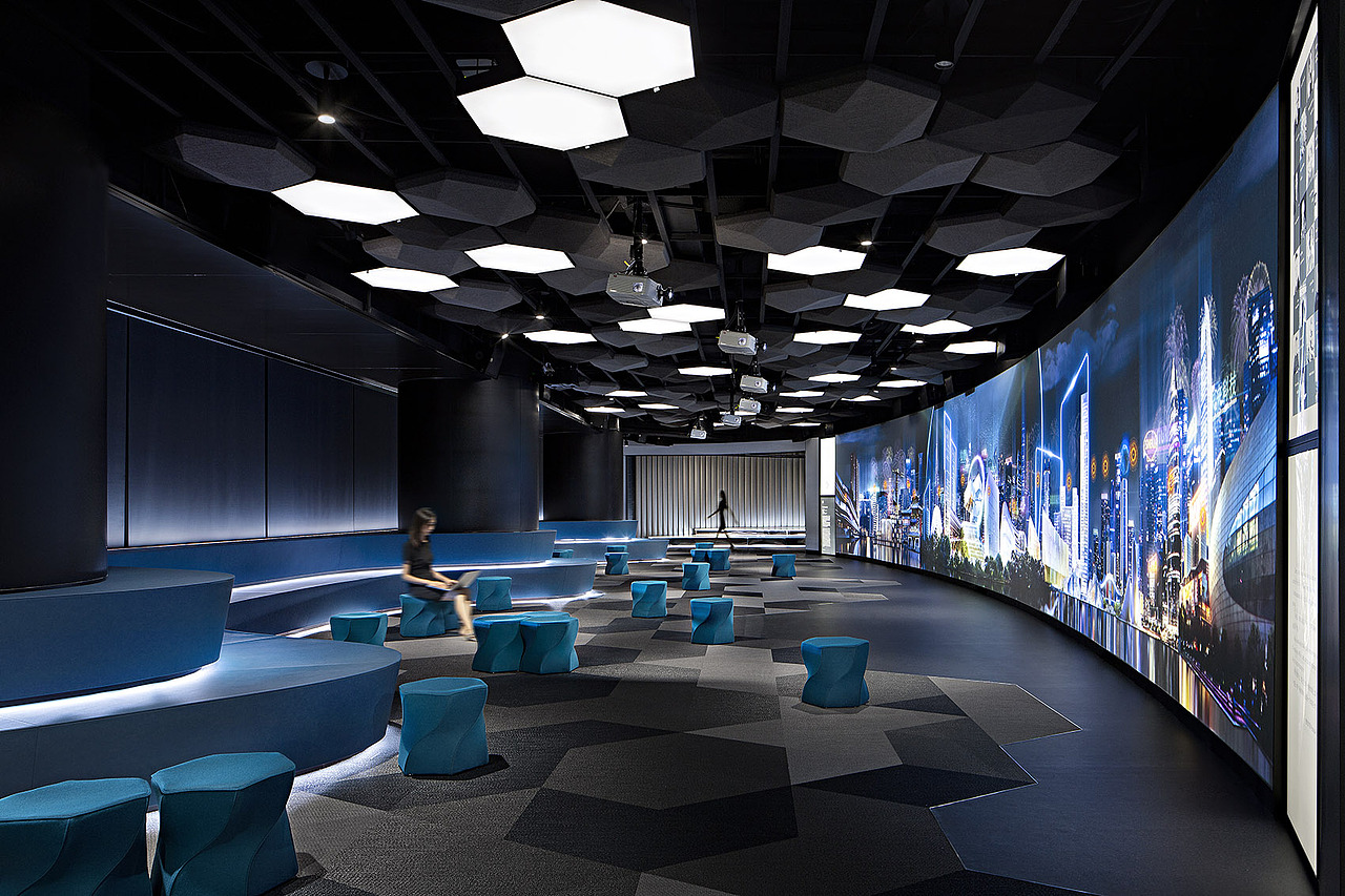 「漂浮花园」绿化区的绿色流线型装置则围绕着展览空间延展出去,体现科技与大自然结合所创造的空间。该部份由扩道与帕特里克·布朗克共同打造,设计装置穿透玻璃至室外花园而止,毗邻的鱼池更是画龙点睛,缔造访客流连忘返的时光。
<br>▼漂浮花园