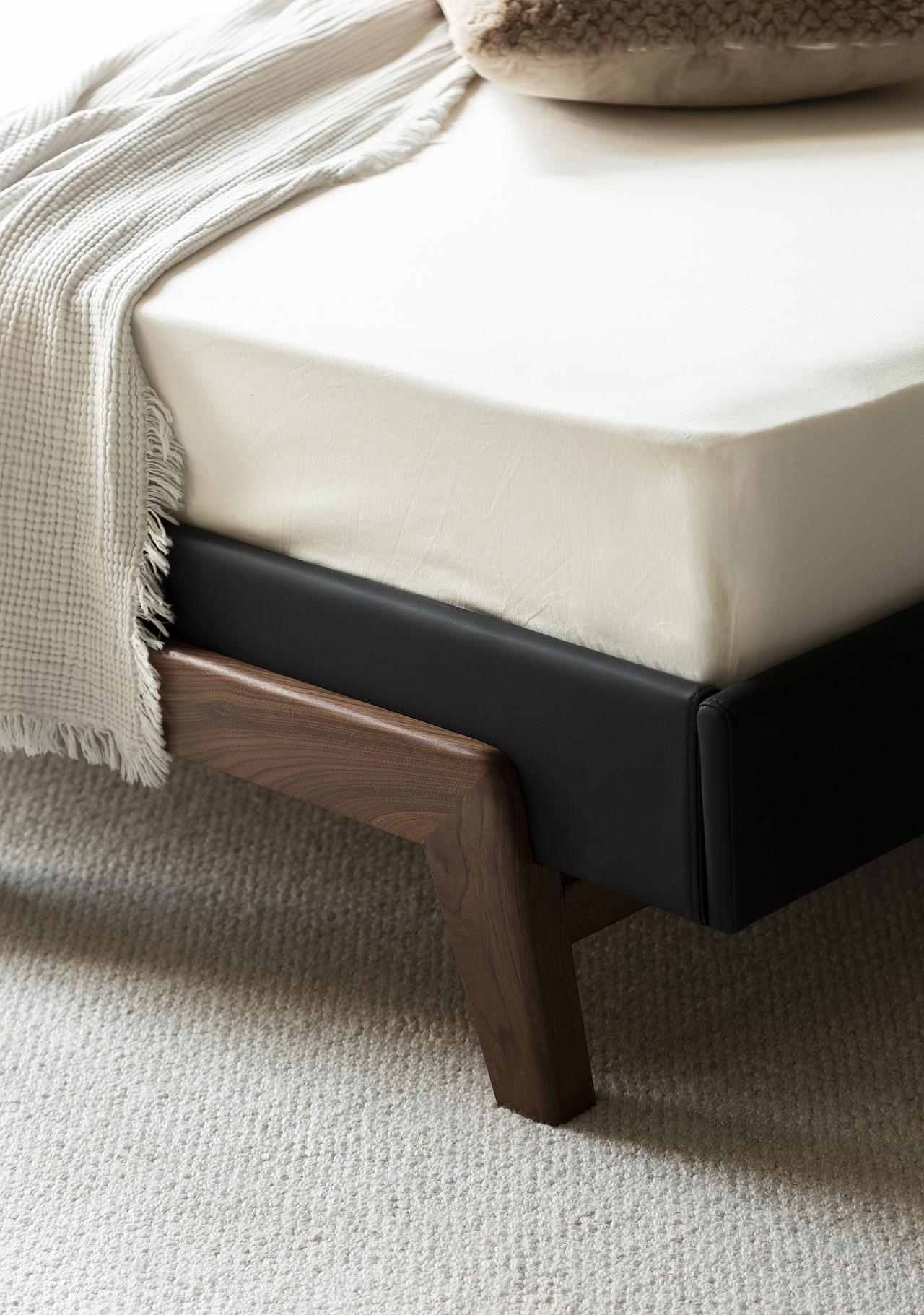 “奔马式内收床腿”
<br>“后仰姿态稳稳立于地面,预留更多通过空间,营造床尾悬浮感。”