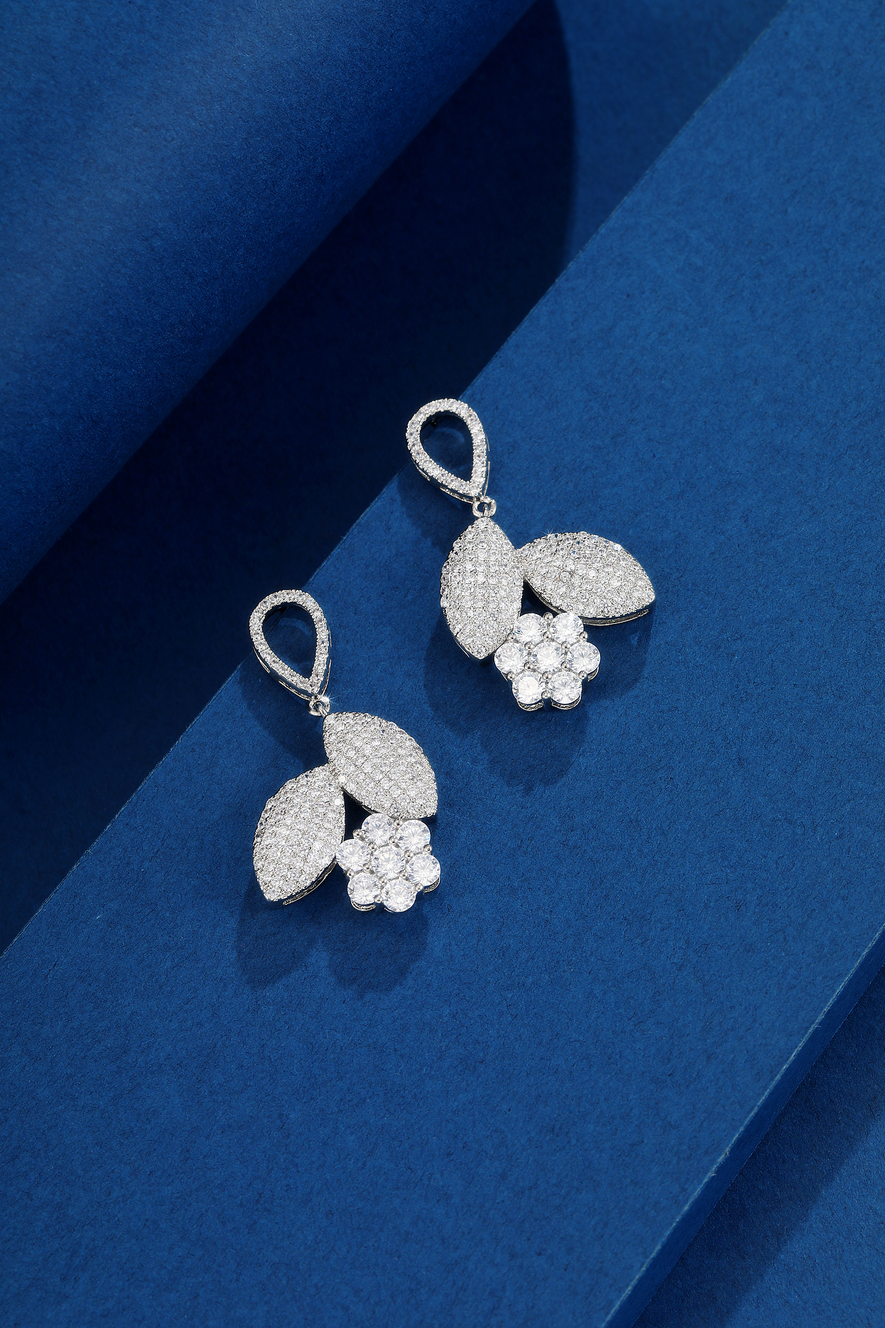 蓝底 首饰摄影 钻石套装  项链 耳钉 手镯