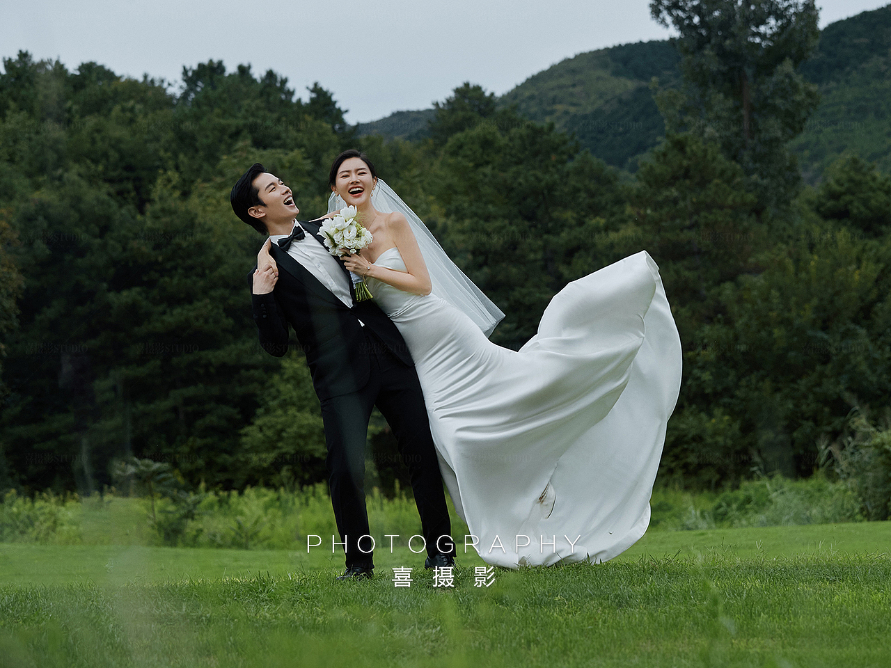 好看哇！是你们心中理想的电影感草坪婚纱照