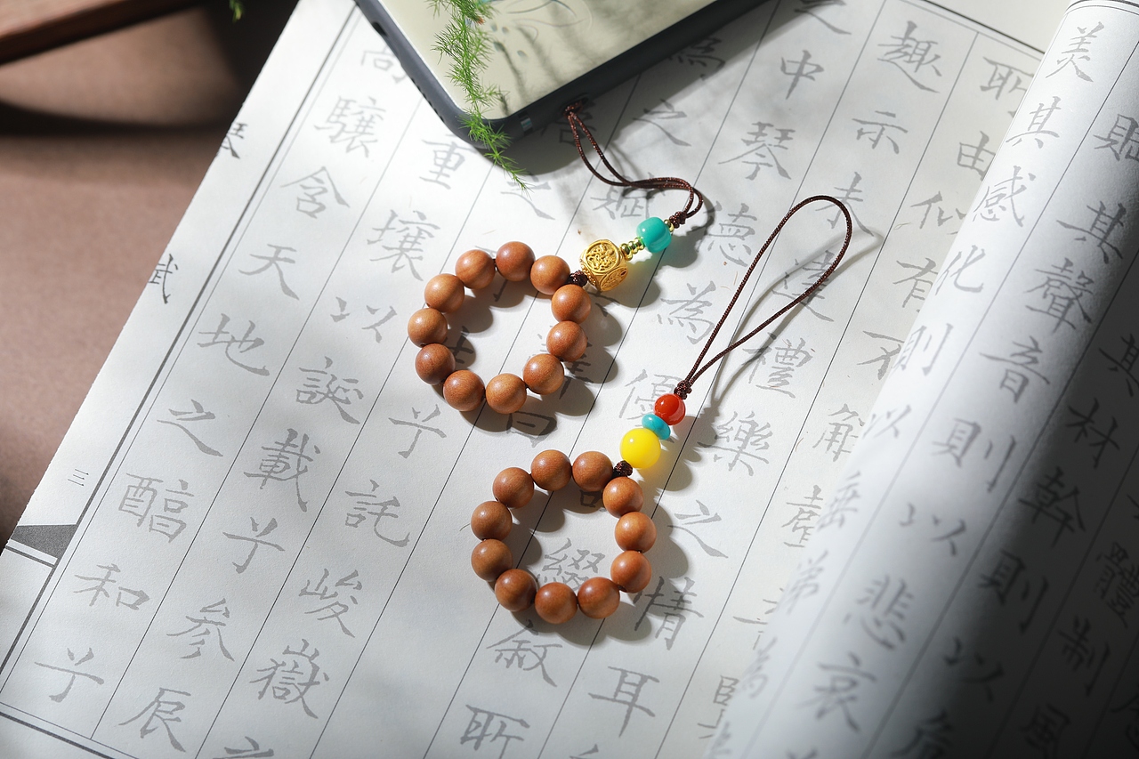 【饰品/木系/车钥匙扣/手机链/静物拍摄】（图ZMzY2NzUzOTE2） - 产品摄影 - 站酷设计师咸鱼下锅原创素材 - 站酷ZCOOL