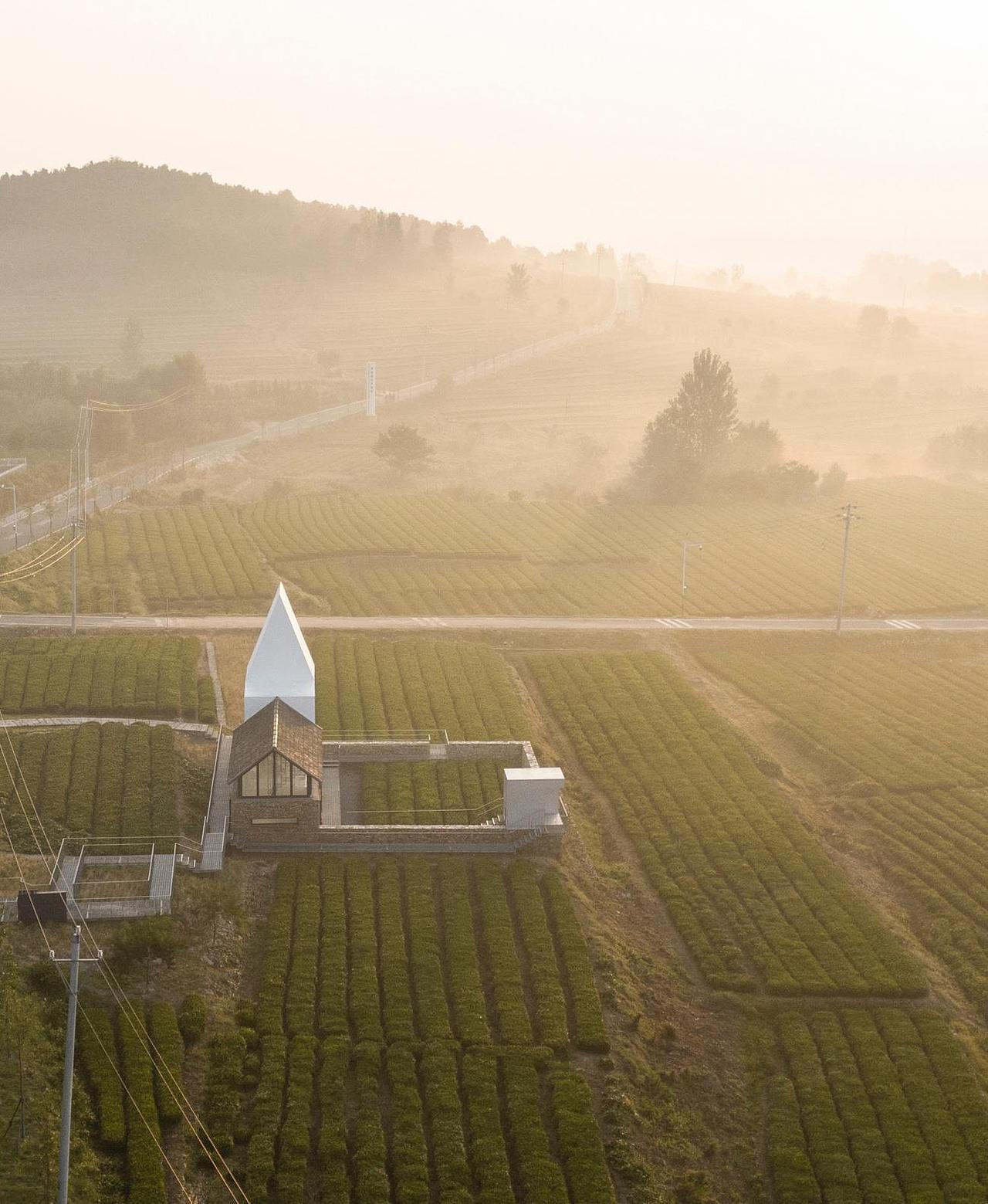 有一天读了《麦田里的守望者》,书里的主人公霍尔顿,这个16岁的男孩子,他想远离尘嚣,过田园般的淳朴生活,读完了这本书,倍感惭愧,幼年的我,仅仅想看个瓜,害怕调皮的孩子把它摘走,但霍尔顿的理想却是高尚的,他守护的是调皮的孩子,他对妹妹说,他将来要当一名“麦田里的守望者”,有那么一群小孩子在一大块麦田里做游戏,而他就在那混帐的悬崖边。他的职务是在那儿守望,要是有哪个孩子往悬崖边奔来,就把他捉住,这样孩子们就可以任意狂奔了。麦田守望者,成为了一个带有浪漫色彩的少年英雄主义的代名词。常年在乡村里盖房子,我经常有一种冲动,我很想在田园里盖一个房子,有着麦田守望者的文学色彩。
<br><br><br><br><br>▼俯瞰茶馆
