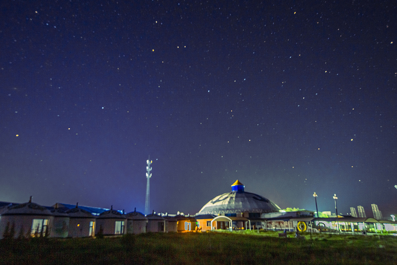 繁星闪烁,仿佛是天地间的精灵在窃窃私语,让人陶醉其中。