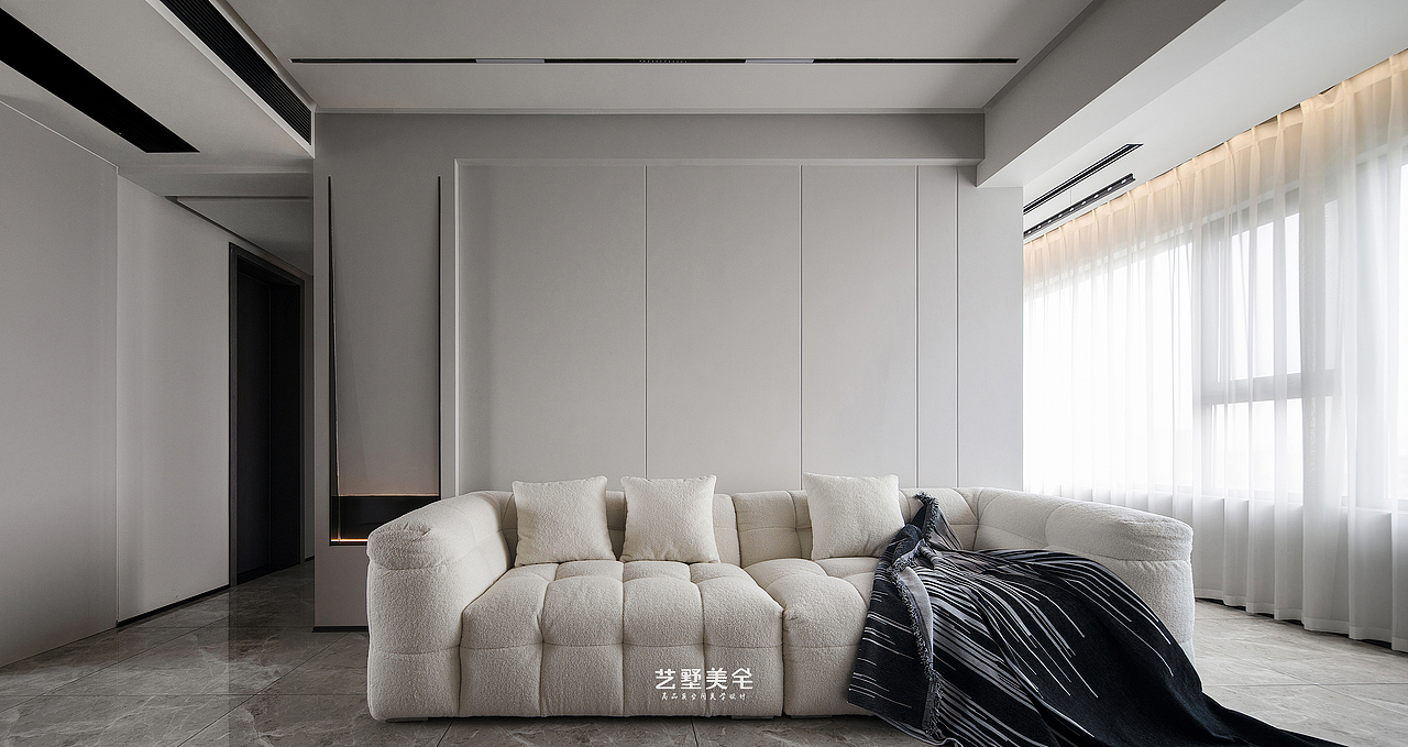 客厅阳台打通后并入宽敞的开放式空间,电视墙做一面通顶柜体,暖灰+高级灰组合,分类设计不同存储空间。
<br>