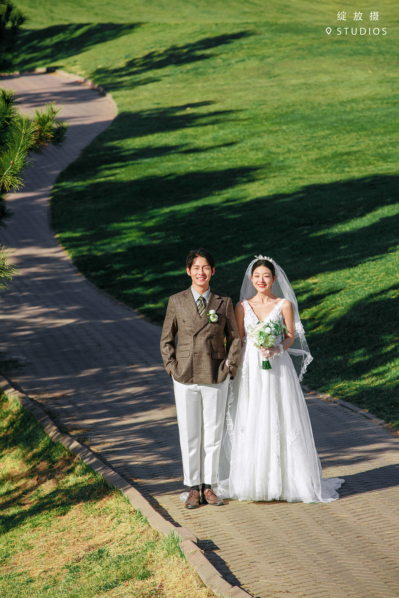 纪实|情绪感草坪婚纱照（图ZMzcwMzk4MjY4） - 婚礼摄影 - 站酷设计师绽放摄胶片摄影原创素材 - 站酷ZCOOL