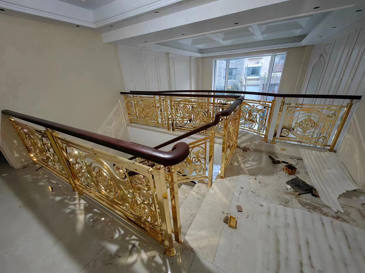 青岛别墅楼梯铝镀金栏杆安装实例
