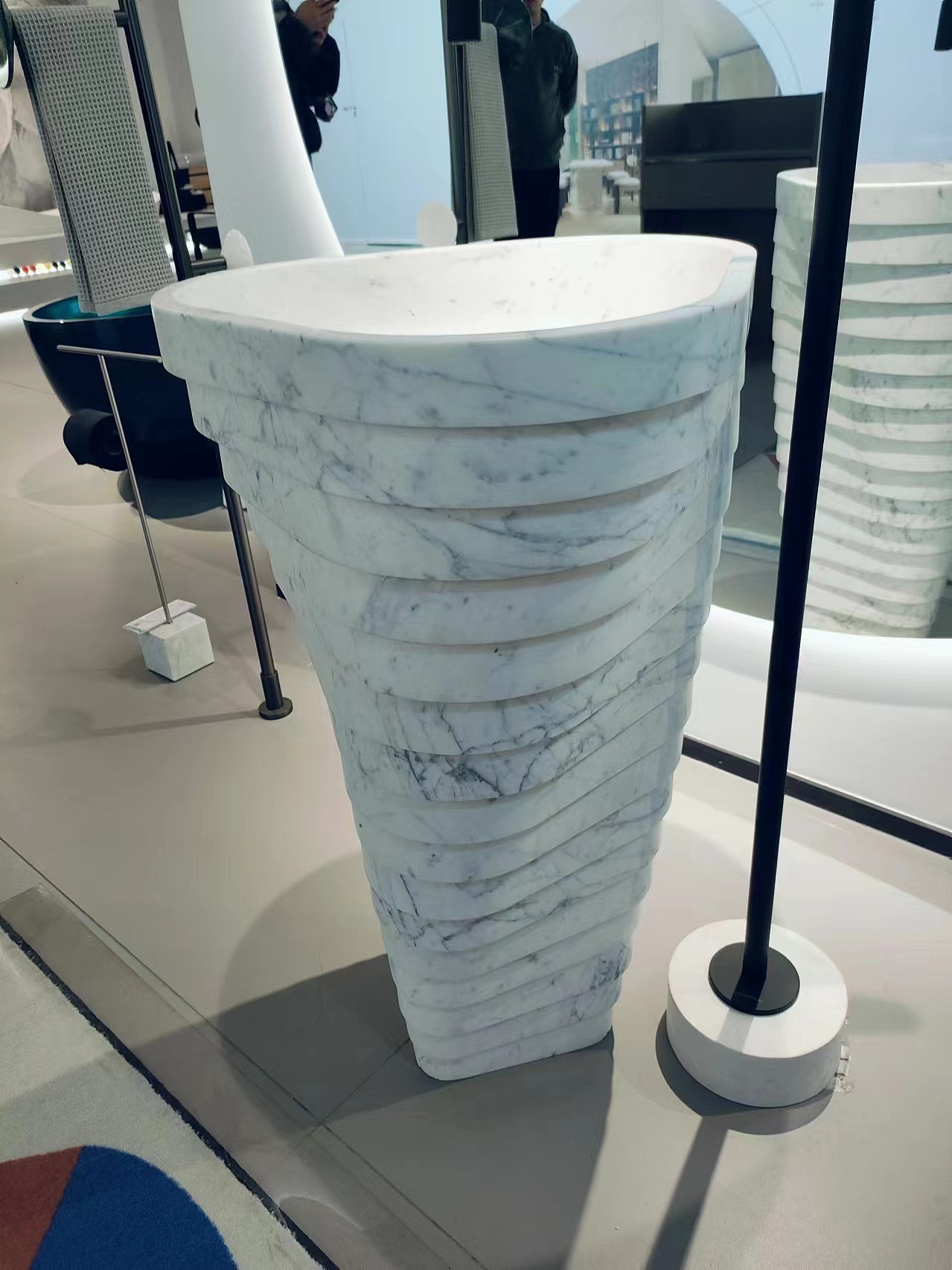 意大利卡拉拉白整雕立柱盆