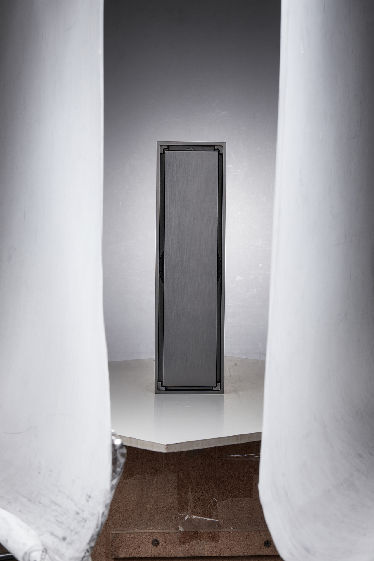 摄影作品 | 修图作品 枪灰色长条地漏拍摄修图