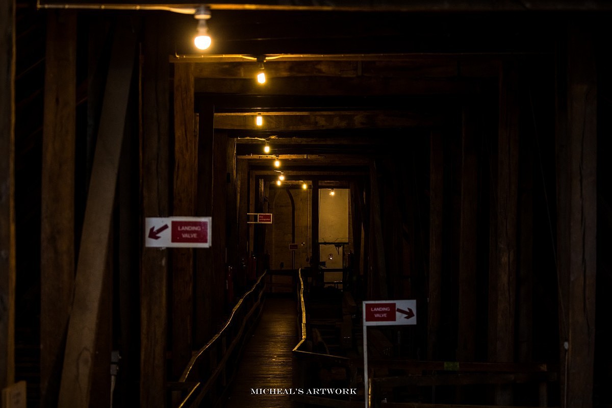 当然不仅风景,如果单纯这一点我可能只是觉得它不错,你可以深入到建筑内部结构中,比如屋顶的木架结构里行走,可以看到很古老的建筑部件,一些修补的木材,甚至有备用的木材堆放于此。古老的建筑外墙和原始结构层在这里也都能看得到,保存相当不错,真的是体验感拉满!