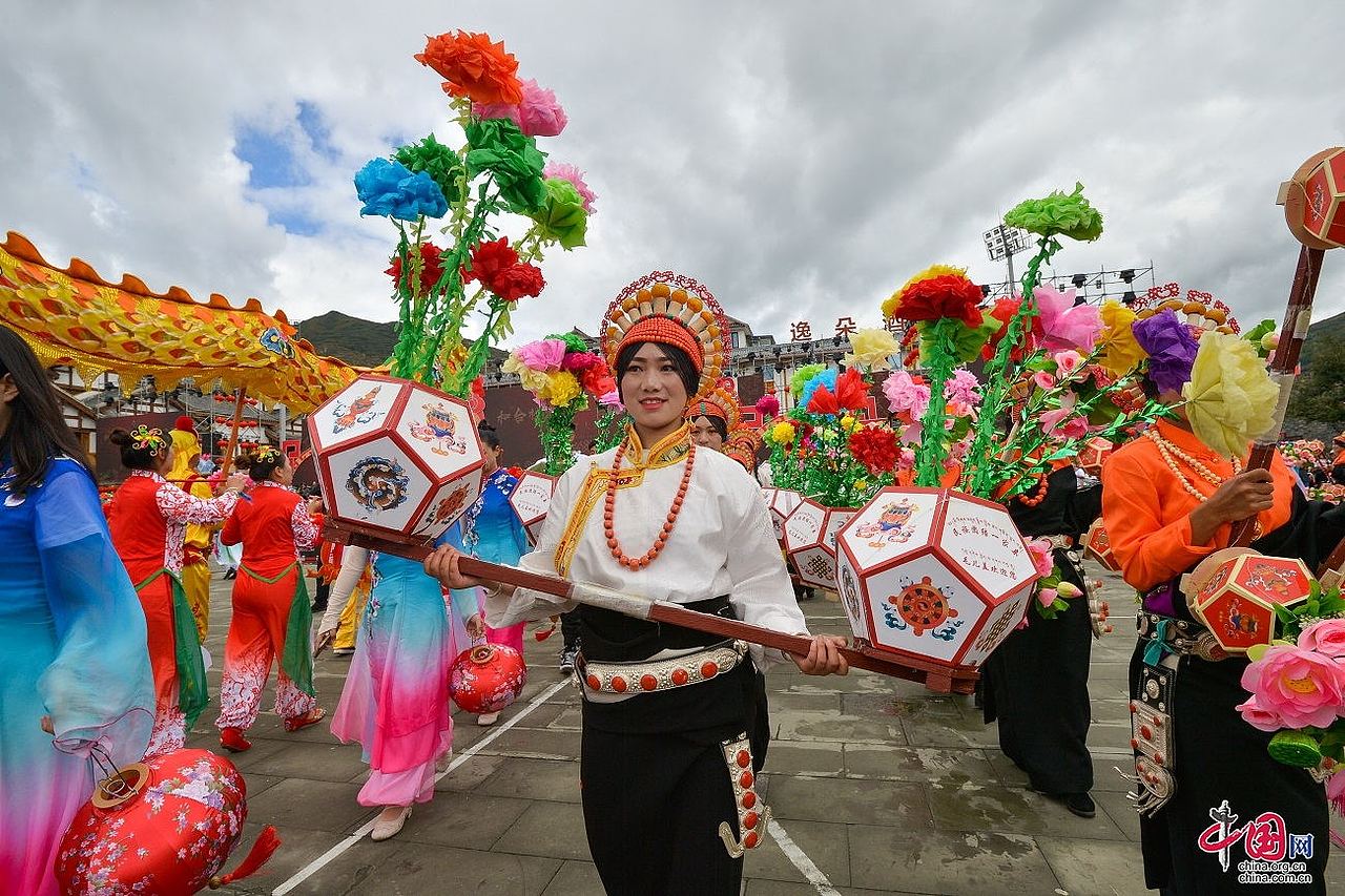 就是这个小姐姐手里拿的花灯盒子