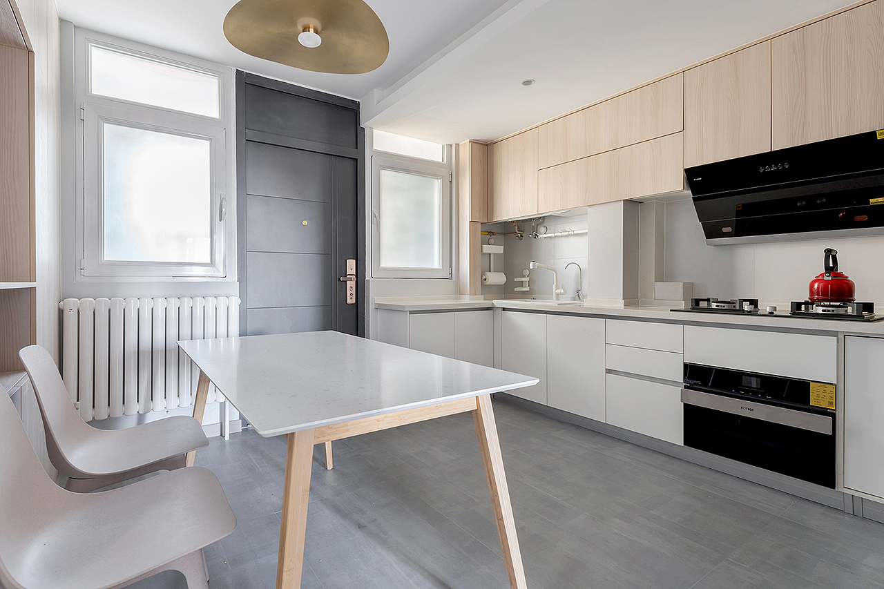 阶梯式的吊顶,让交流式餐厨空间增加层次感,还能隐藏暴露在外的管道。