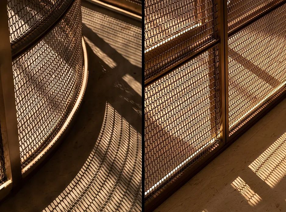 光泽细腻的金属网与绿树平行而立,华丽的材质在光影映照下熠熠生辉,澄澈而清隽。