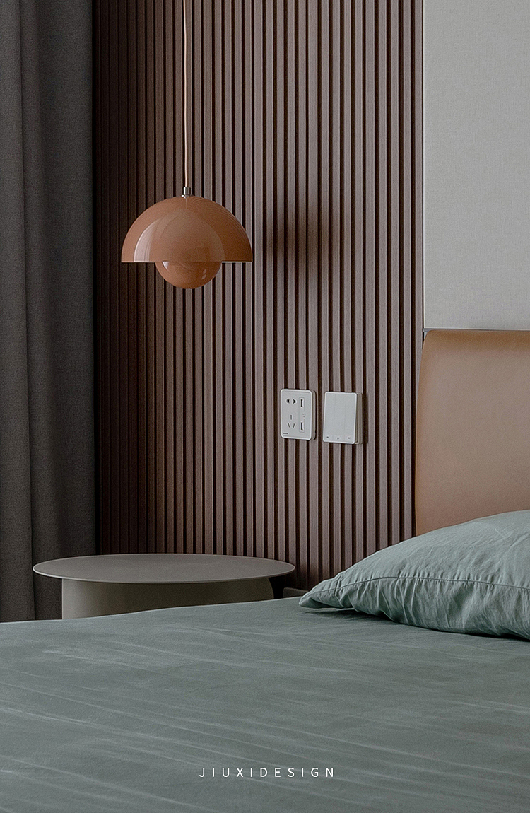 床头的吊顶小巧精致,搭配圆形的床头柜,使主卧更加丰富,提升质感的同时,也使整个空间活泼圆润。