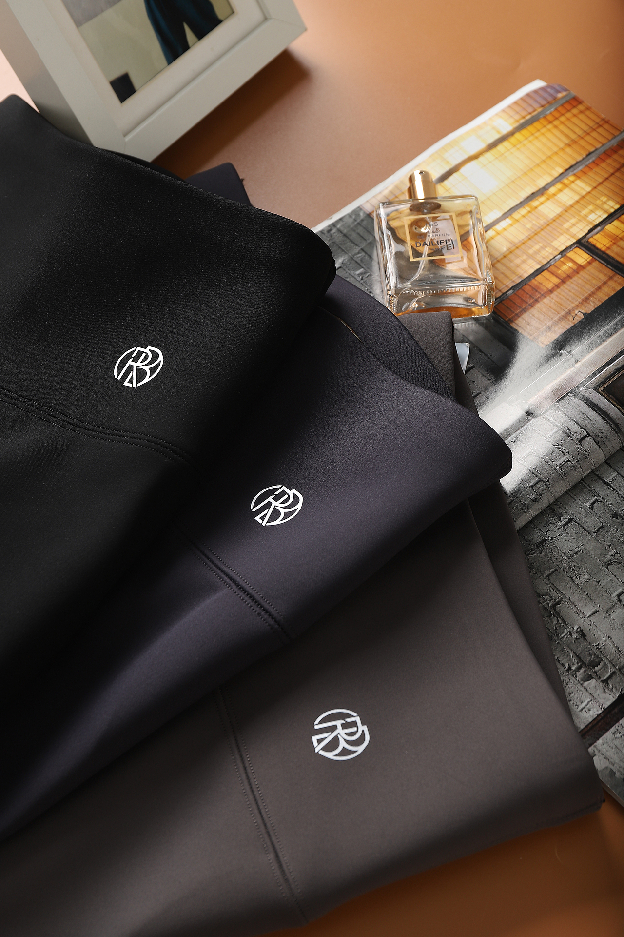 创意平铺挂拍（图ZMzU1NTcwNTY4） - 产品摄影 - 站酷设计师DONG东川原创素材 - 站酷ZCOOL