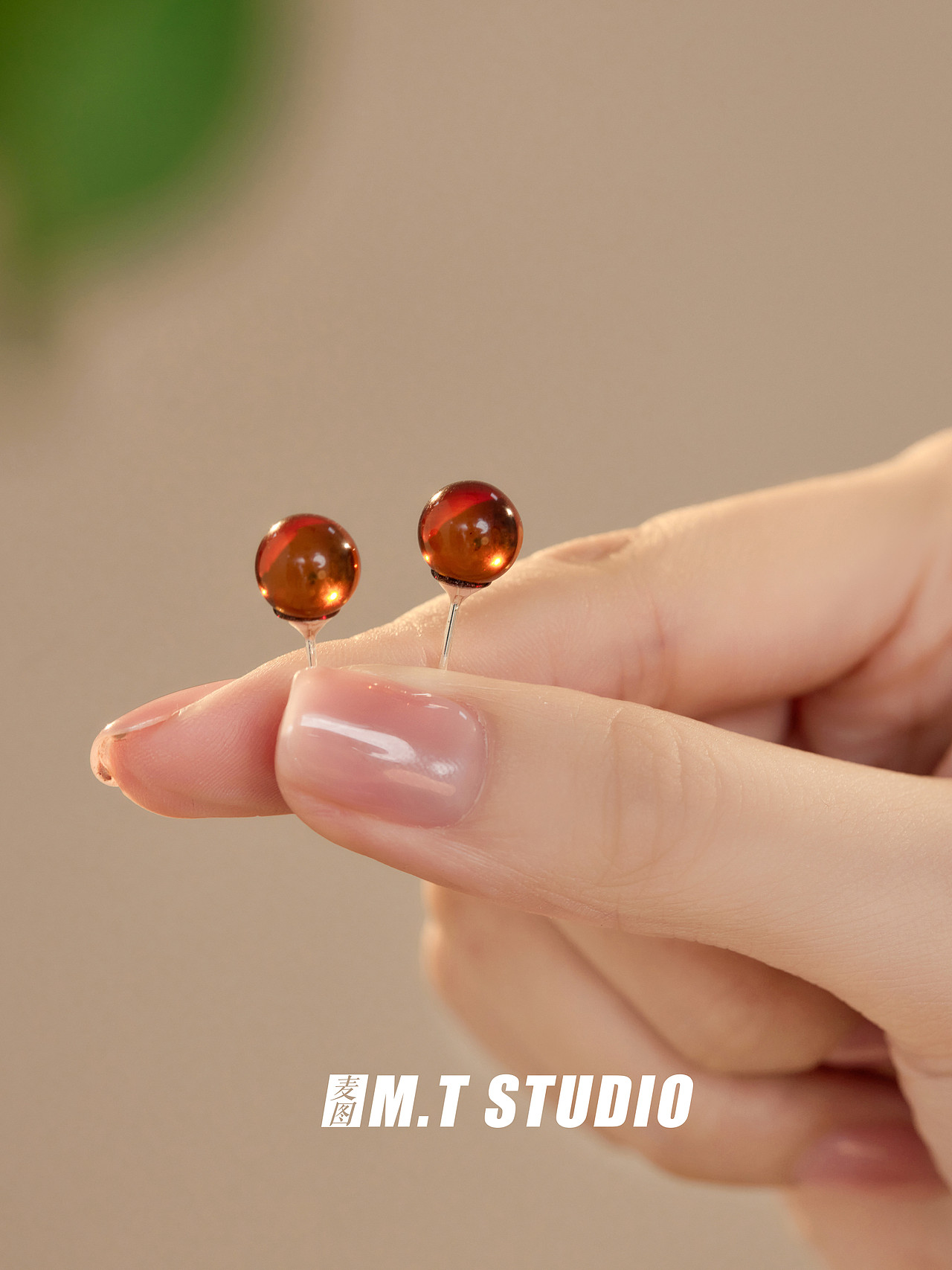 产品摄影 小众古风饰品天然玉石耳饰手摸拍摄 清新饰品（图ZMzUyOTM2NTgw） - 其他影视 - 站酷设计师义乌麦图摄影官网原创素材 - 站酷ZCOOL