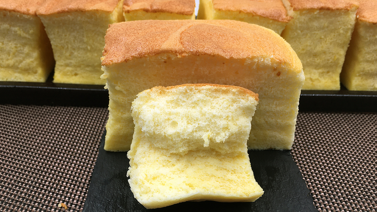 柠香酸奶古早蛋糕,超松软,抖动如柯基臀般可爱。