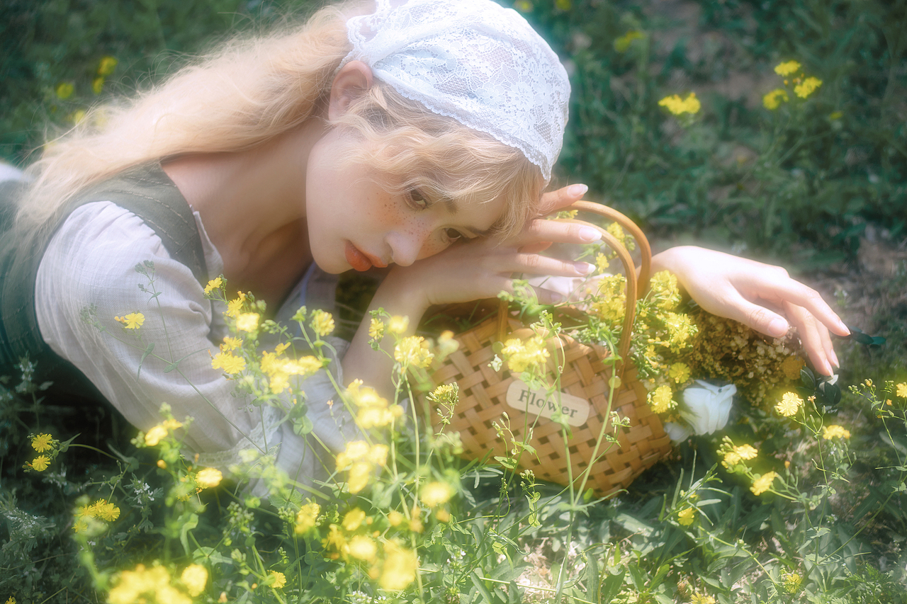 误入伊甸园的油画少女写真,像不经意间落入凡尘的神女