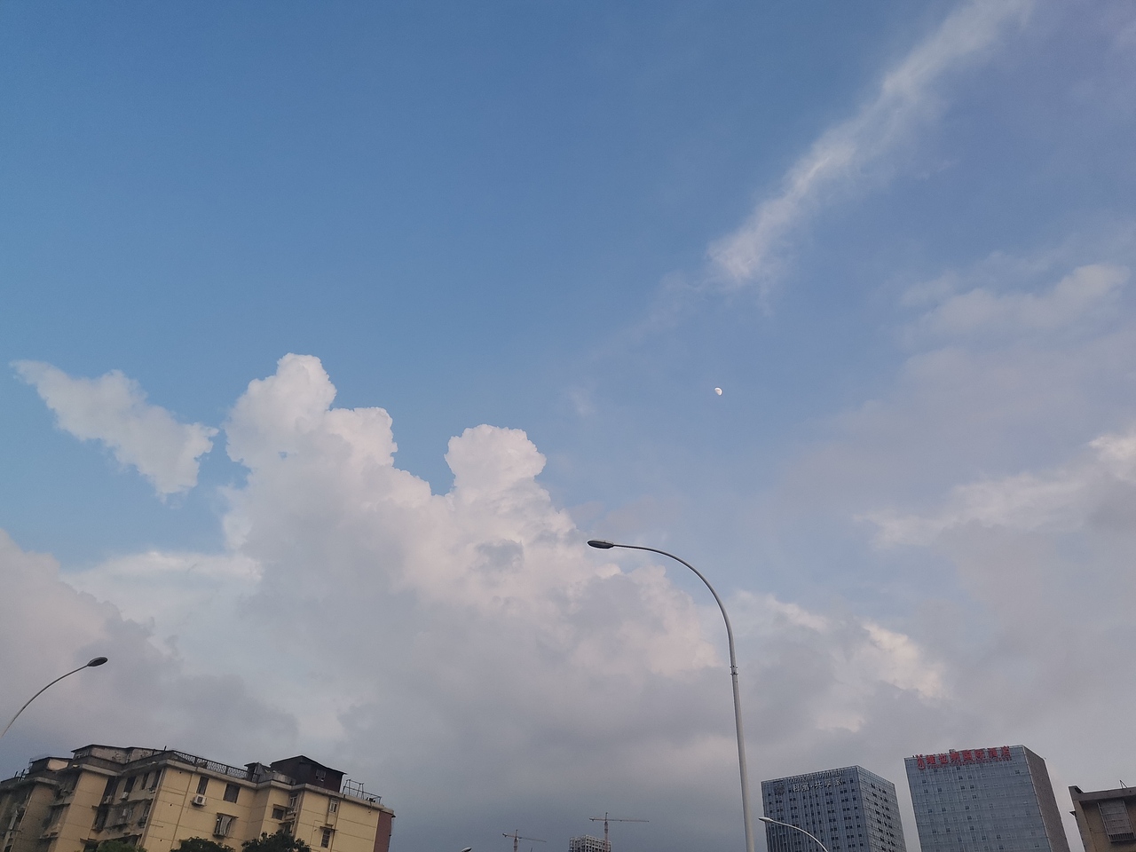 夏天怎么能少了云朵呢