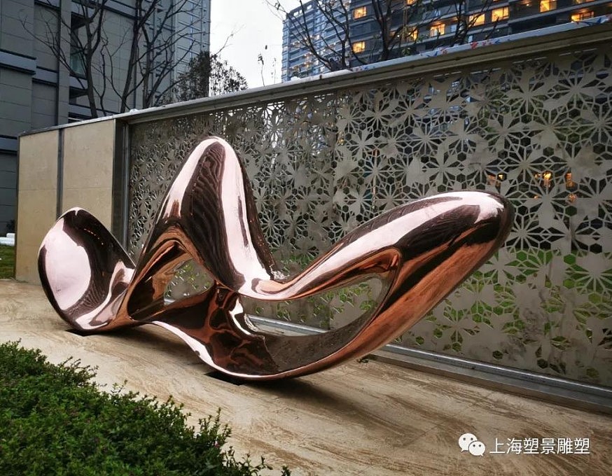 河南建筑入口 元宝电镀雕塑 聚宝盆抽象雕塑摆件