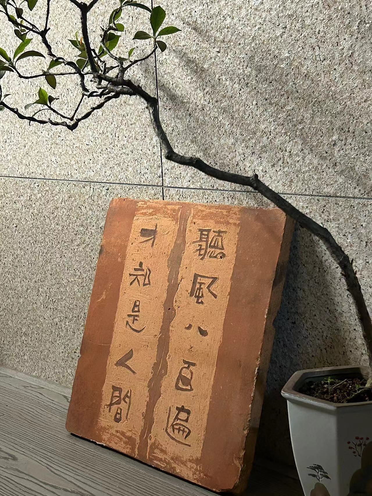 &quot;听风八百遍，才知是人间&quot;这句话有着深刻的哲理。它表达了一个人需要经历许多风雨和沧桑，才能真正领悟人生的真谛，感悟人间之美。这句话往往被用来形容一个人经历过各种风雨后对人生、世界的独到见解和体悟。