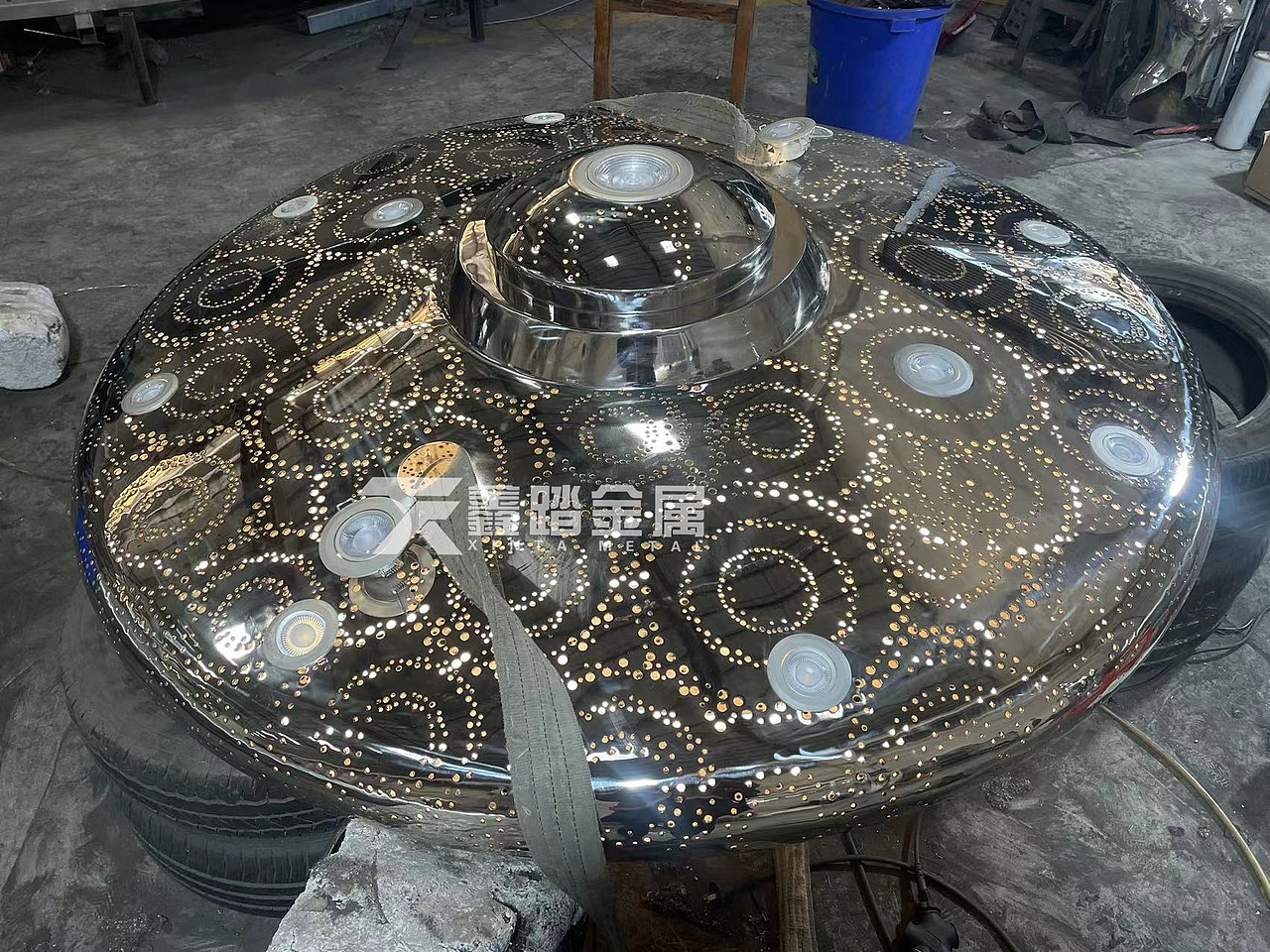 科技感爆棚 纯手工打造不锈钢外星人雕塑 艺术无边界