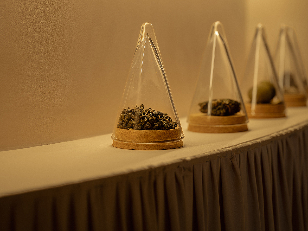 業晓晓茶空间作为“新型茶饮空间”的代表,AURORA DESIGN设计团队将不同于传统的“情感设计”运用于新型的茶饮空间中,以情绪为“锚点”,展开对空间的描摹,将不同种类的“情绪”用形态化的手法投射到空间中,汇涌成茶,凝结成香。