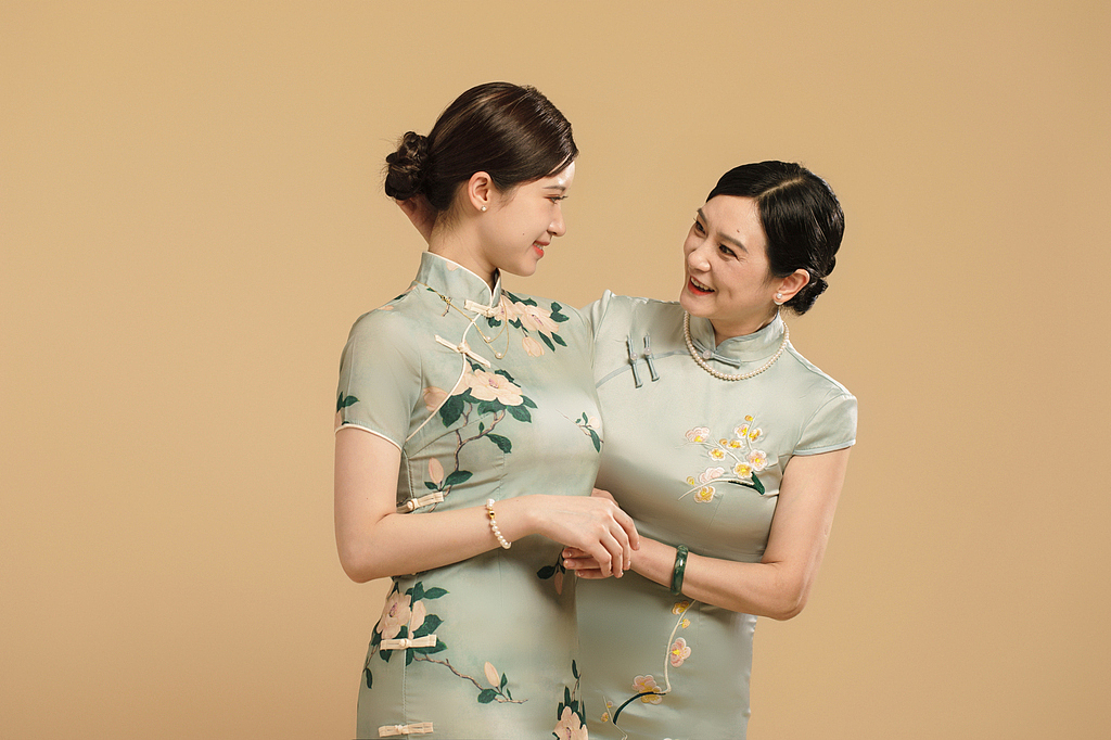 设图网|母亲节旗袍人物摄影图