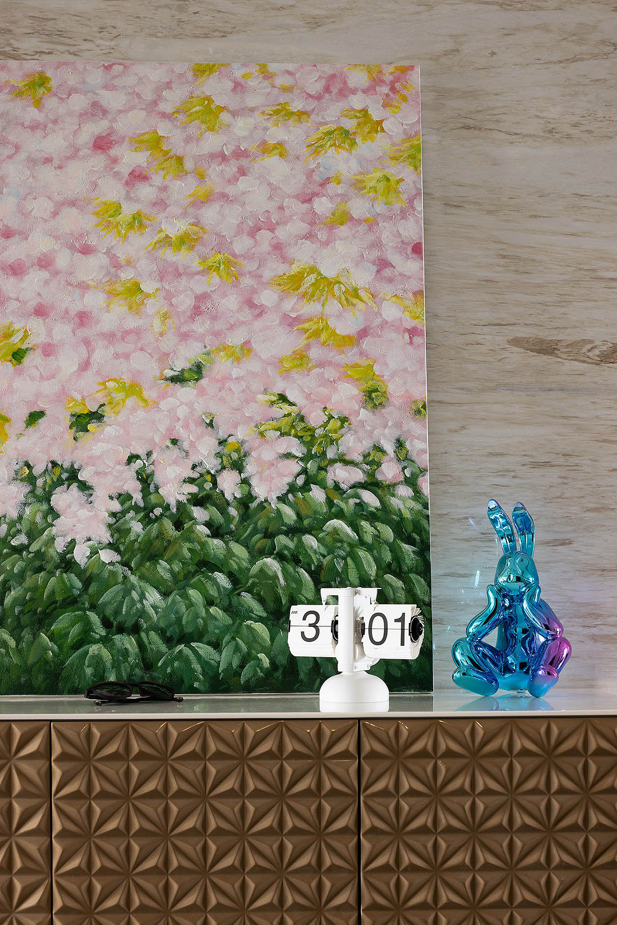 扫除客餐厅之间的障碍物,给予两侧采光互相交融的契机,扩张整体的空间感。甄选简约边柜补充过渡空间的美学层次与功能性,用典雅立体的雕饰言明居住者的品味,油画和摆件让生活的质感攀升。