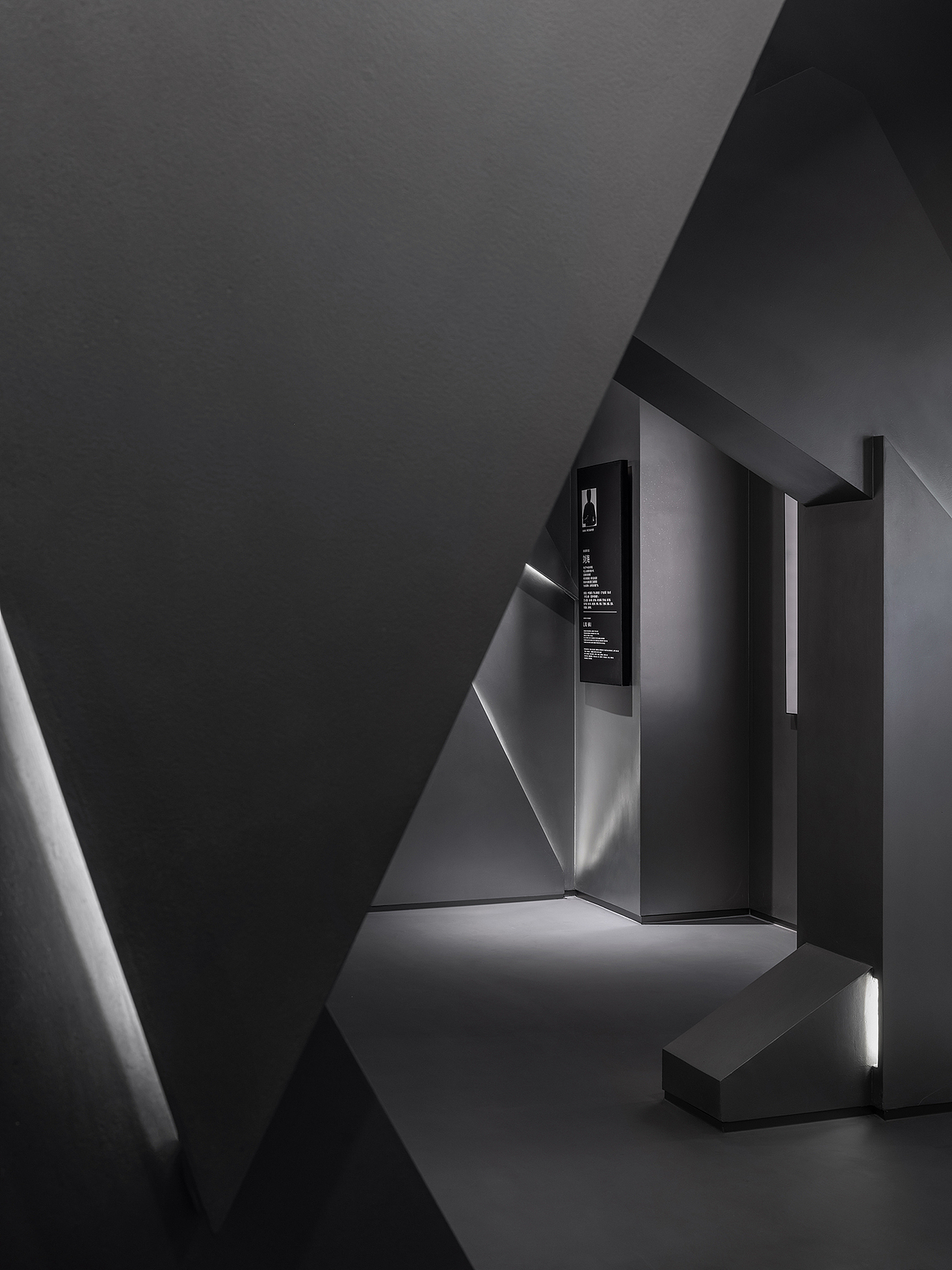 这第8家,寰亚艺术空间提供给客户一个未来的场景:在“云”数据时代下,为客人拍照的同时还做客人的肖像管家。
<br>作为艺术肖像管家的鼎极,在展馆里还提供了超大互动装置,充分展现强大的后台技术。