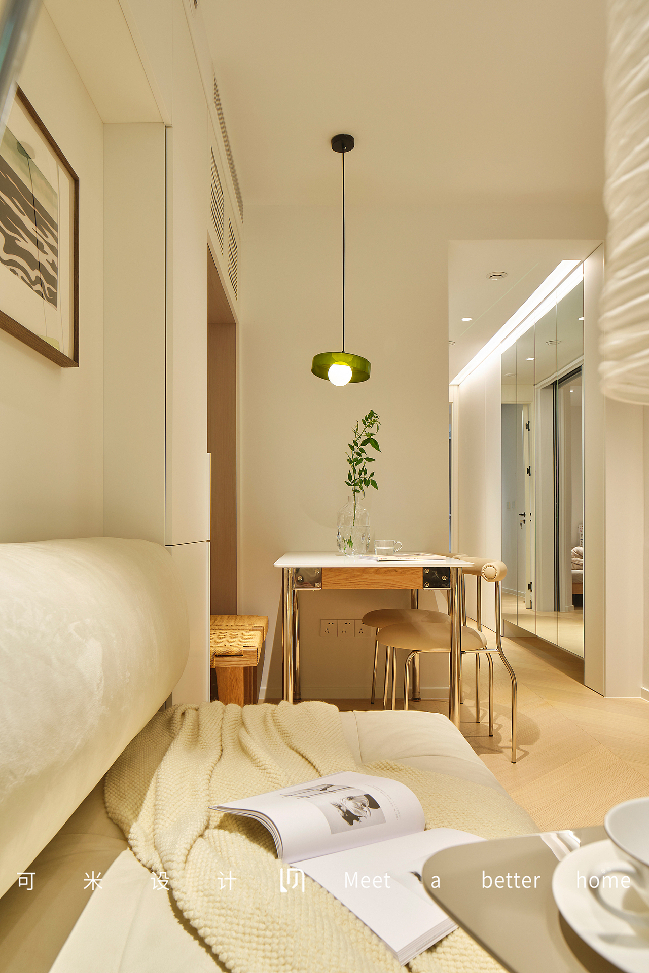 客餐厅一体化设计,冰箱藏于沙发一侧柜内,提升了空间的美观度。岩板与金属碰撞的餐桌,恰到好处的深浅配比,营造舒心通透的氛围空间。蛋卷椅和藤编凳组合的餐椅,让餐厅的氛围更加有趣;暖白色与木色的搭配,清新又自然。藤编凳的后面定制一组储物柜,为屋内又增加一处隐形收纳。