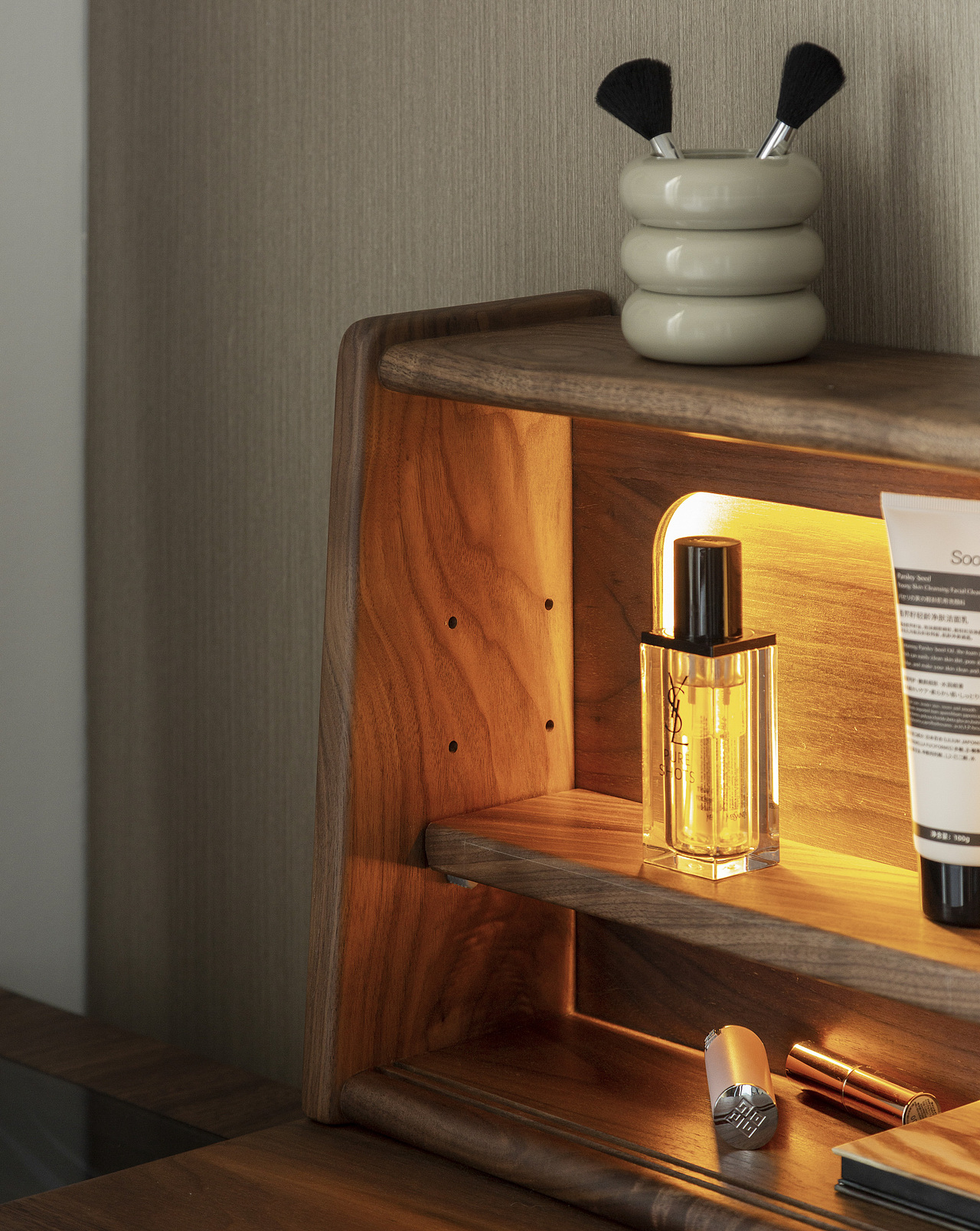 灯带亮起,也能作为夜间氛围灯使用,烘托卧室仪式感。