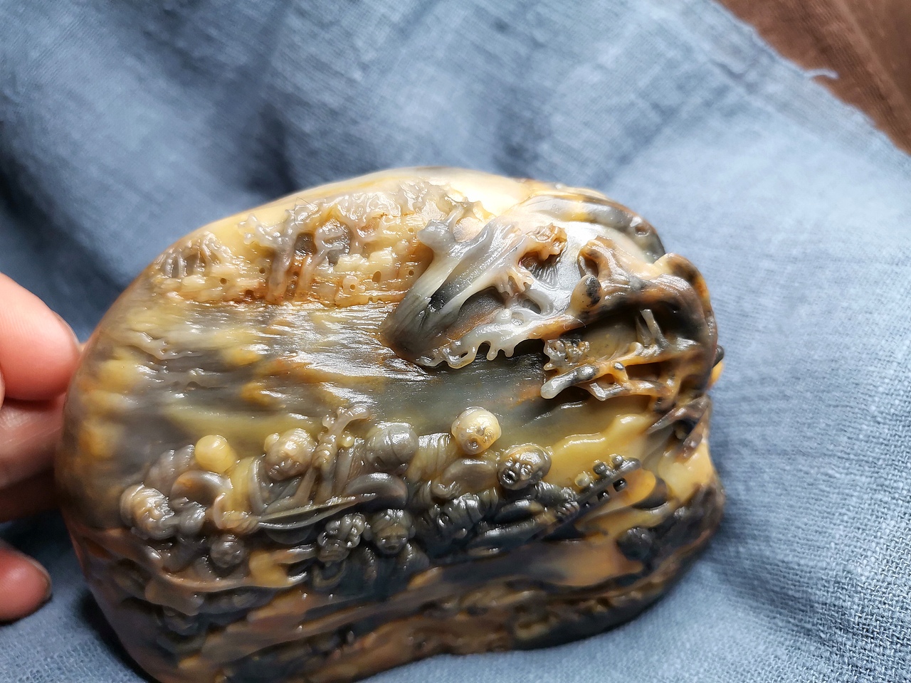 新疆金丝玉辉煌料俏色雕十二木卡姆木鱼摆件许像元作品