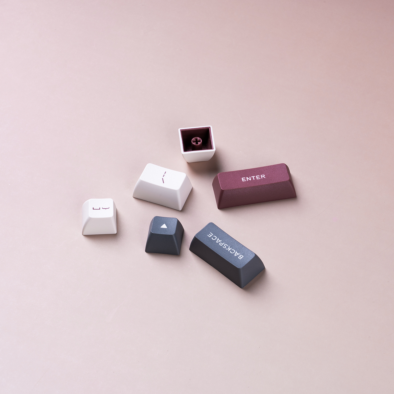 红黑白三拼色键帽