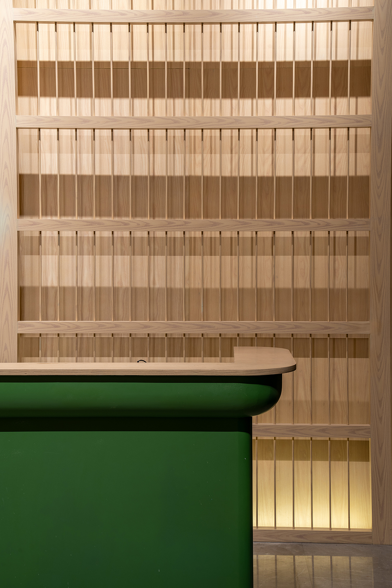 软性质感的竹编应用于墙面,不仅是视觉上的丰富,传统手工艺的突破与创造,也是东方美学向外渗透、生长带来的精神性启迪。竹编的亭亭身影,营造出一优雅、自然的空间况味。