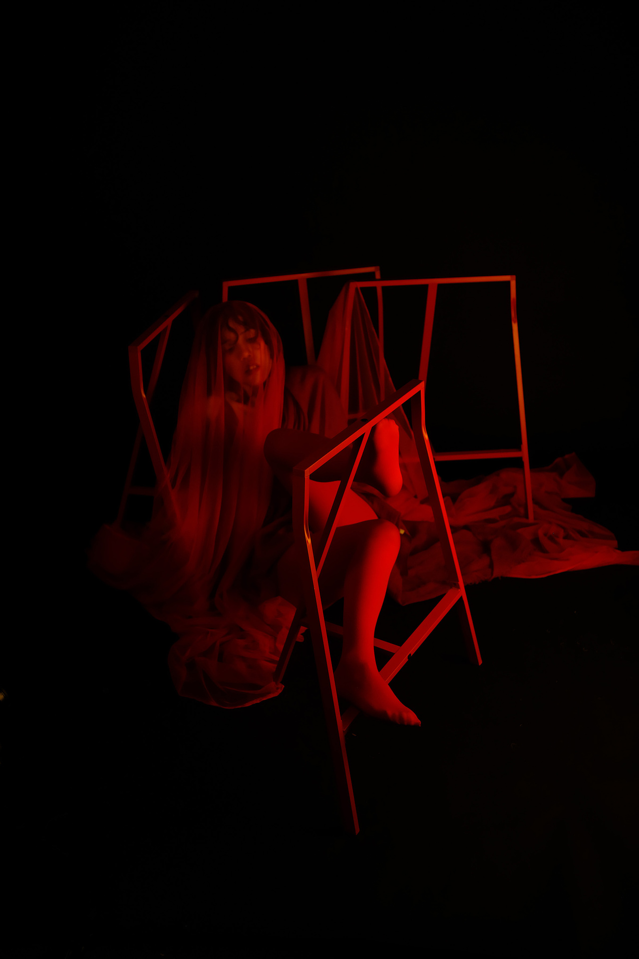 时尚摄影 | 摆弄红色丝绸的女子