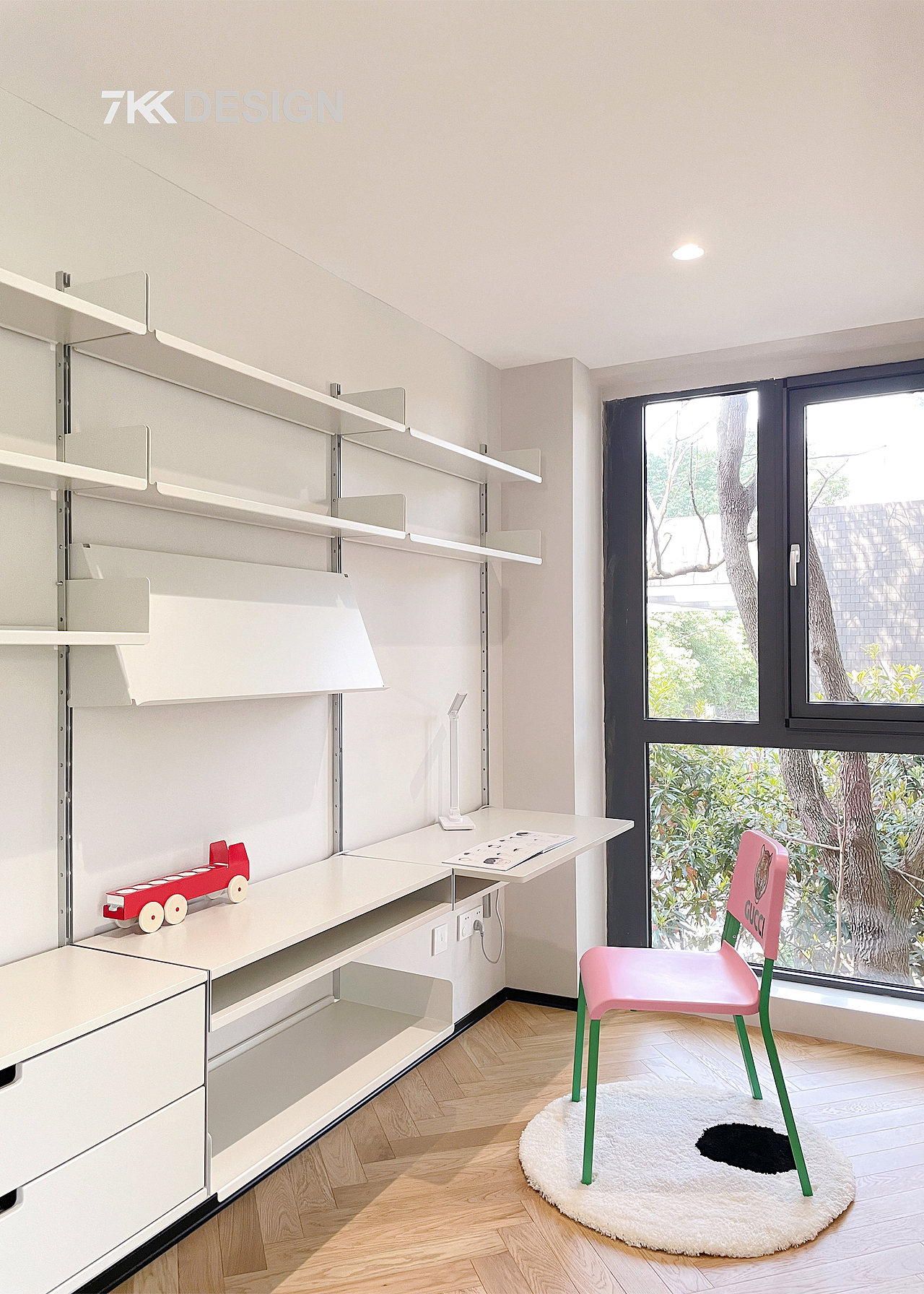 学习区本是与起居室相连的外设备台,我们将其纳入室内,拓展了使用面积。靠墙设置书架+书桌一体,临窗布局视野光线极佳。